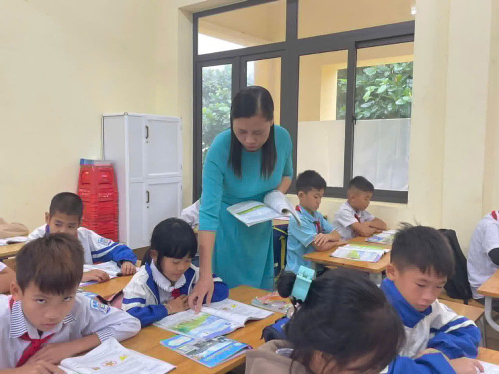 C&ocirc; V&acirc;n trong giờ dạy. (Ảnh do nh&acirc;n vật cung cấp)