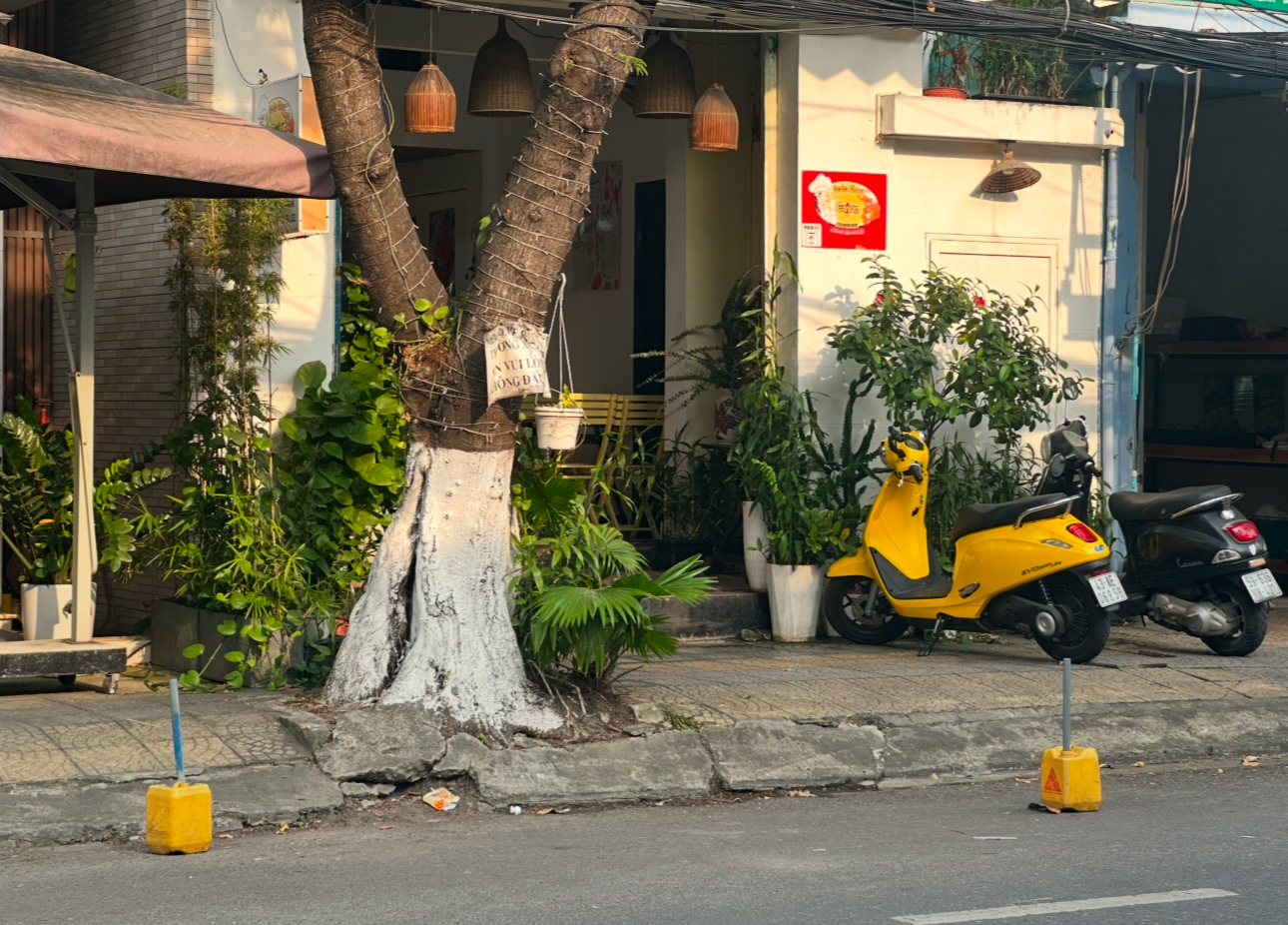 Đ&agrave; Nẵng: Rủ nhau chiếm l&ograve;ng đường, đặt vật cản ngăn đỗ &ocirc; t&ocirc;- Ảnh 3.