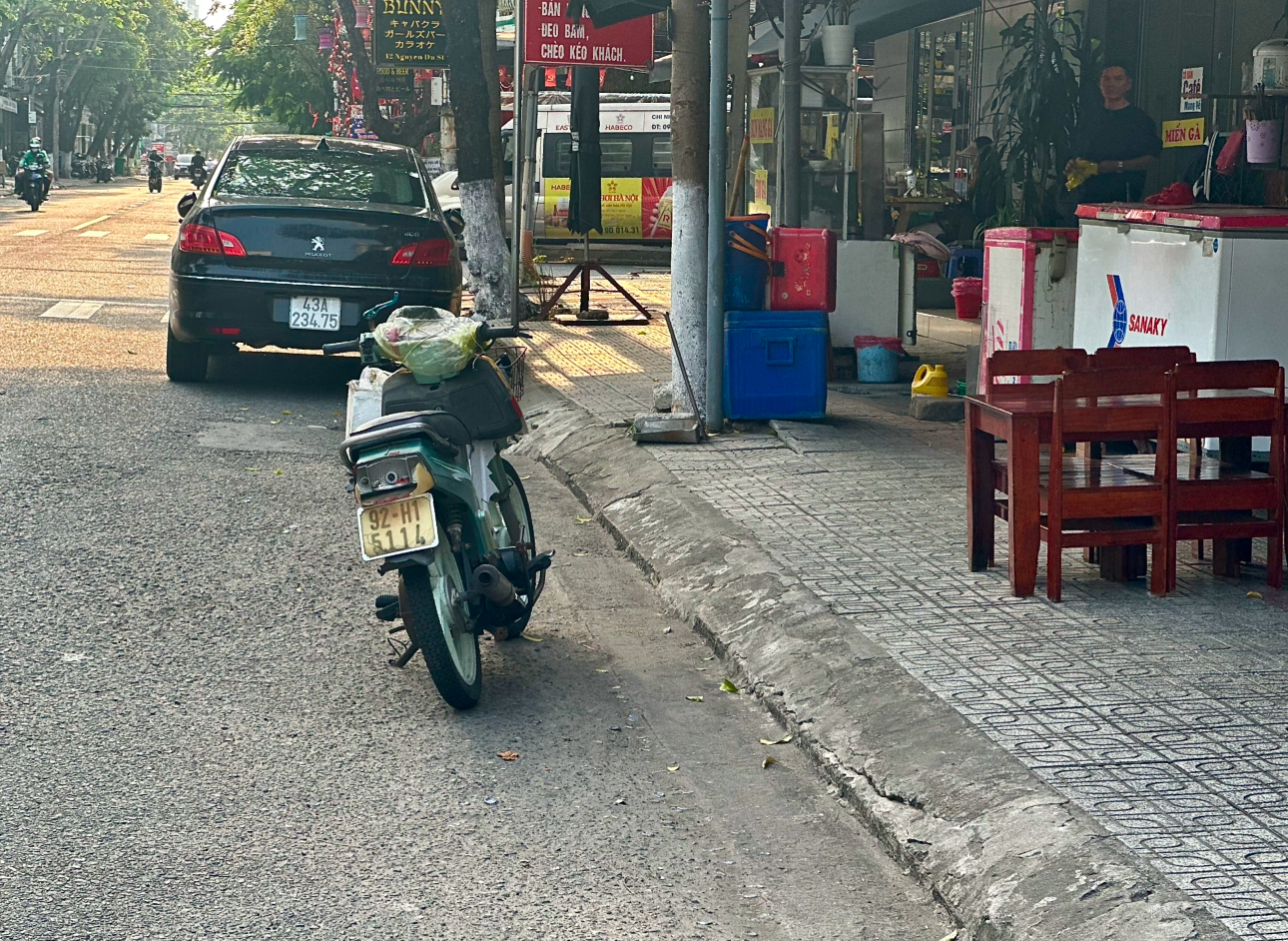 Đ&agrave; Nẵng: Rủ nhau chiếm l&ograve;ng đường, đặt vật cản ngăn đỗ &ocirc; t&ocirc;- Ảnh 4.