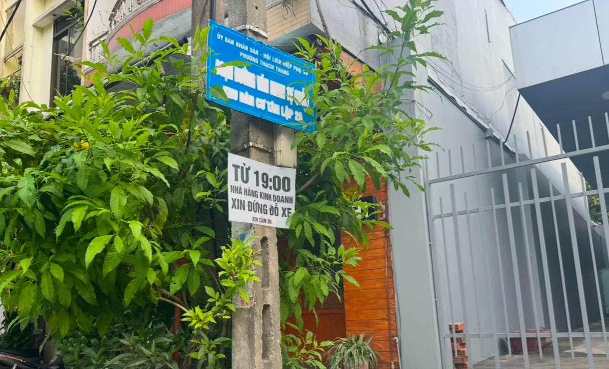 Đ&agrave; Nẵng: Rủ nhau chiếm l&ograve;ng đường, đặt vật cản ngăn đỗ &ocirc; t&ocirc;- Ảnh 6.