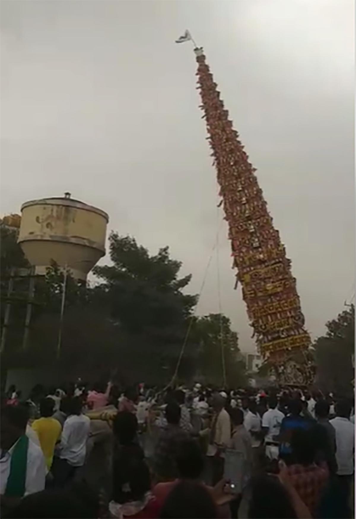 Xe rước cao chênh vênh đổ sập giữa đám đông ở Ấn Độ. Ảnh: The Hindu