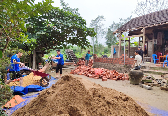 Đoàn viên, thanh niên Quảng Bình tình nguyện hỗ trợ ngày công giúp hộ nghèo xóa nhà tạm, nhà dột nát