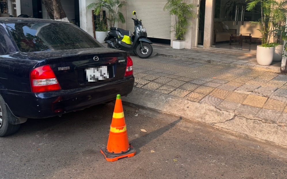 Đà Nẵng: Rủ nhau chiếm lòng đường, đặt vật cản ngăn đỗ ô tô