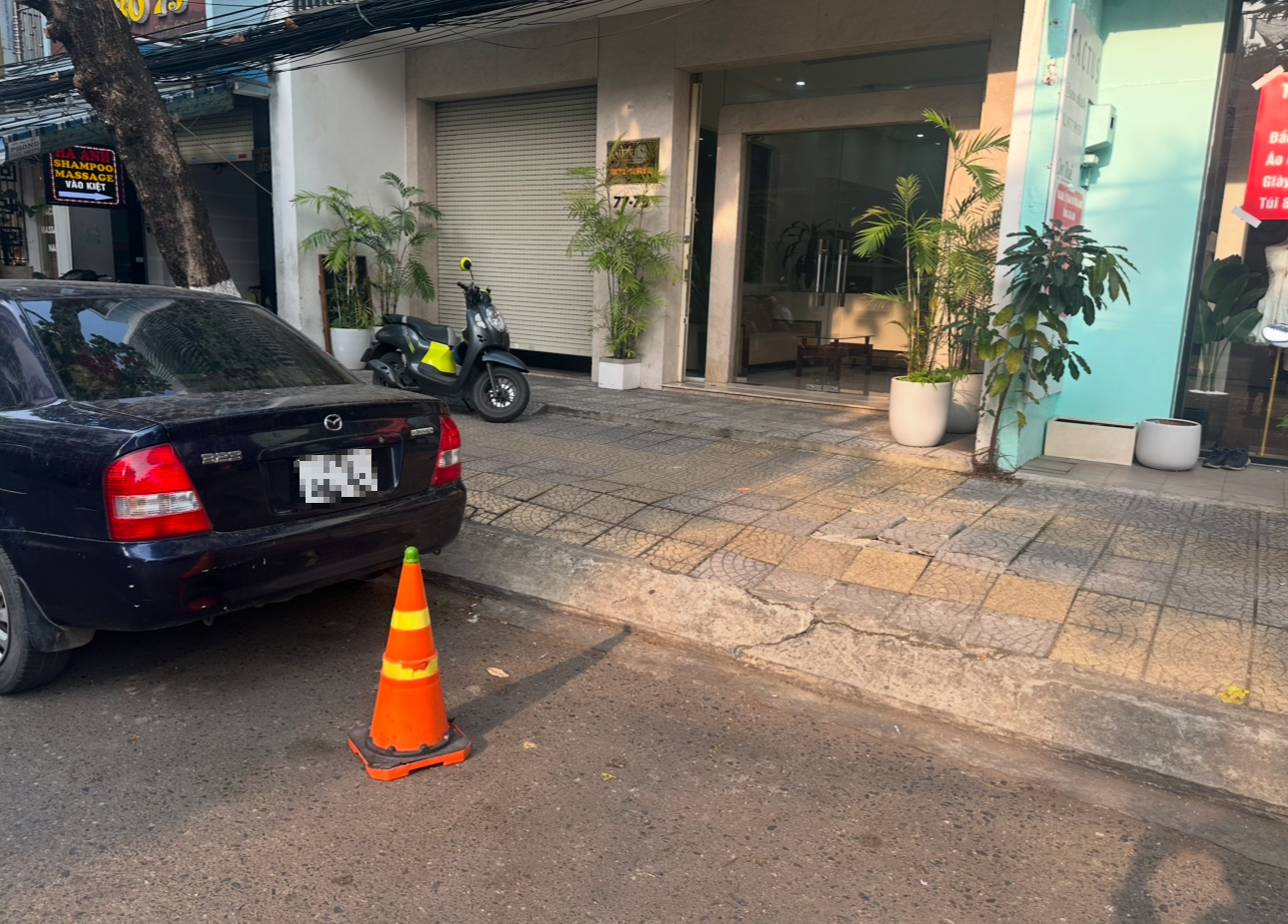 Đ&agrave; Nẵng: Rủ nhau chiếm l&ograve;ng đường, đặt vật cản ngăn đỗ &ocirc; t&ocirc;- Ảnh 1.