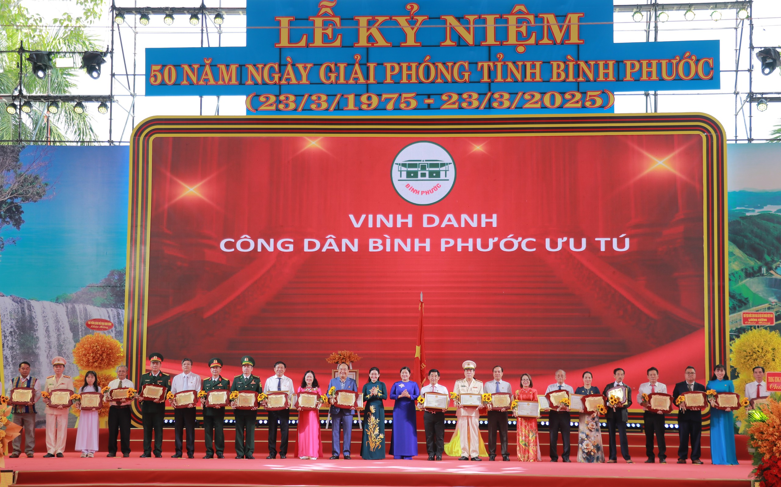 Chủ tịch nước Lương Cường dự Lễ kỷ niệm 50 năm Ng&agrave;y giải ph&oacute;ng tỉnh B&igrave;nh Phước- Ảnh 5.