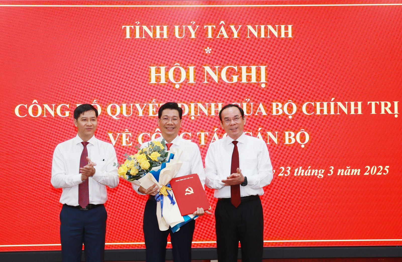 Trao quyết định của Bộ Ch&iacute;nh trị về c&ocirc;ng t&aacute;c c&aacute;n bộ tại T&acirc;y Ninh- Ảnh 1.