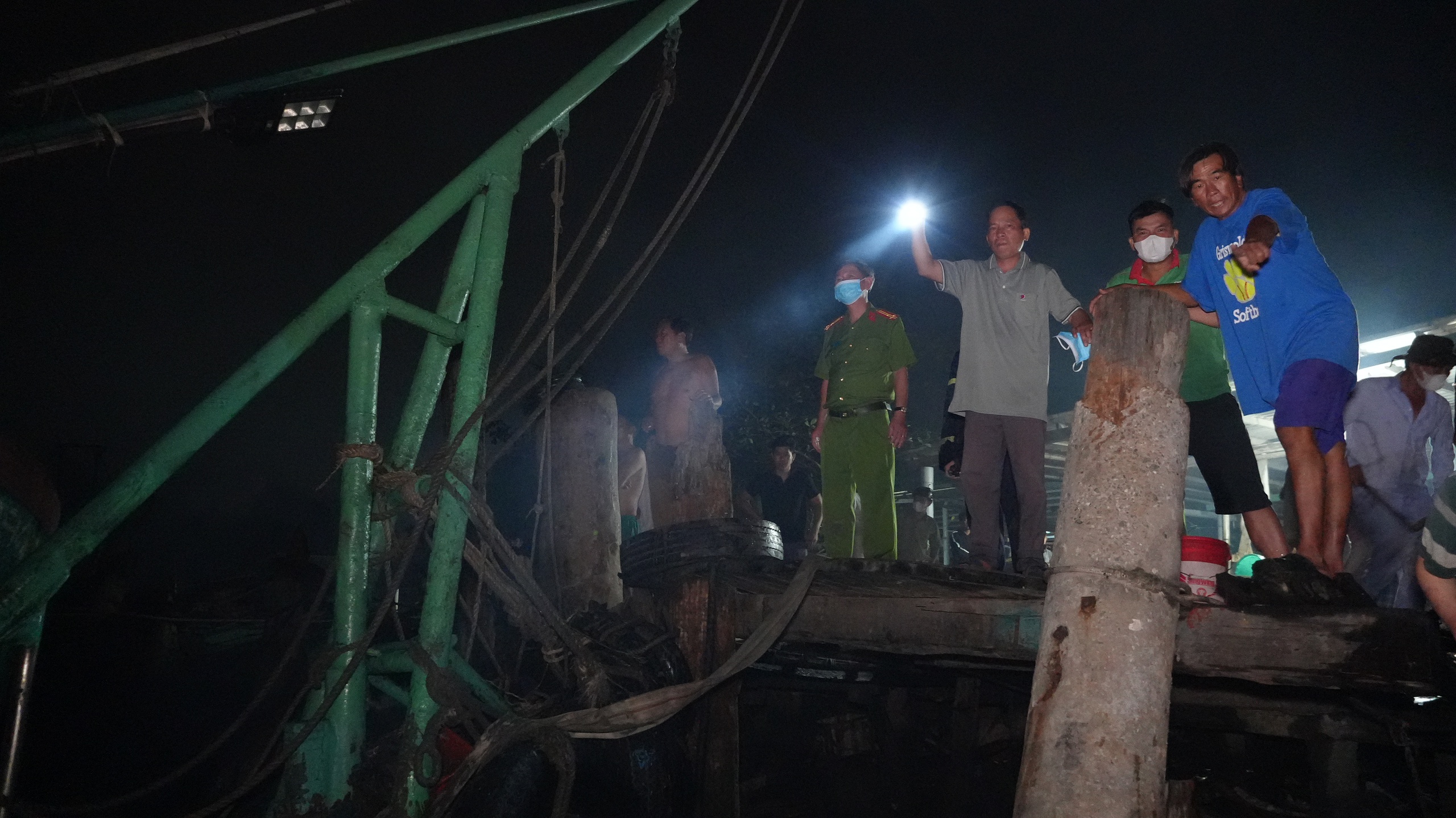 CLIP: C&ocirc;ng an tỉnh Tiền Giang căng m&igrave;nh chữa ch&aacute;y l&uacute;c 0 giờ- Ảnh 3.