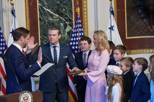 &Ocirc;ng Pete Hegseth tuy&ecirc;n thệ nhậm chức Bộ trưởng Quốc ph&ograve;ng Mỹ tại Nh&agrave; Trắng ng&agrave;y 25-1. Ảnh: United States Space Force