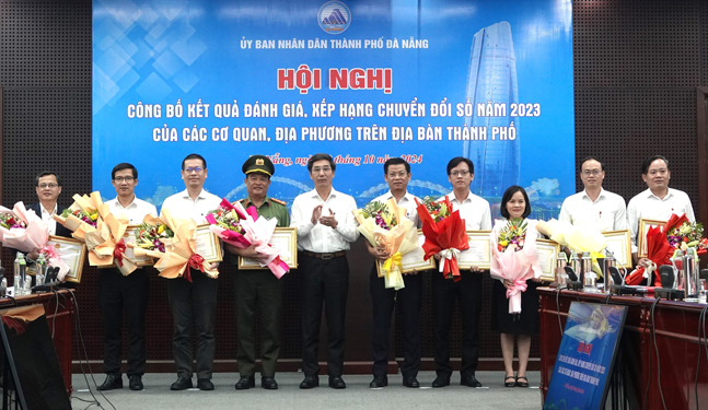 L&atilde;nh đạo TP Đ&agrave; Nẵng trao bằng khen tặng c&aacute;c đơn vị c&oacute; th&agrave;nh t&iacute;ch xuất sắc trong chuyển đổi số Ảnh: TƯ LIỆU