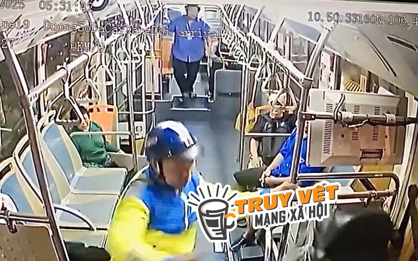 Người mặc &aacute;o xe &ocirc;m c&ocirc;ng nghệ lao l&ecirc;n xe bu&yacute;t đ&aacute;nh người ở TP HCM g&acirc;y b&atilde;o mạng 