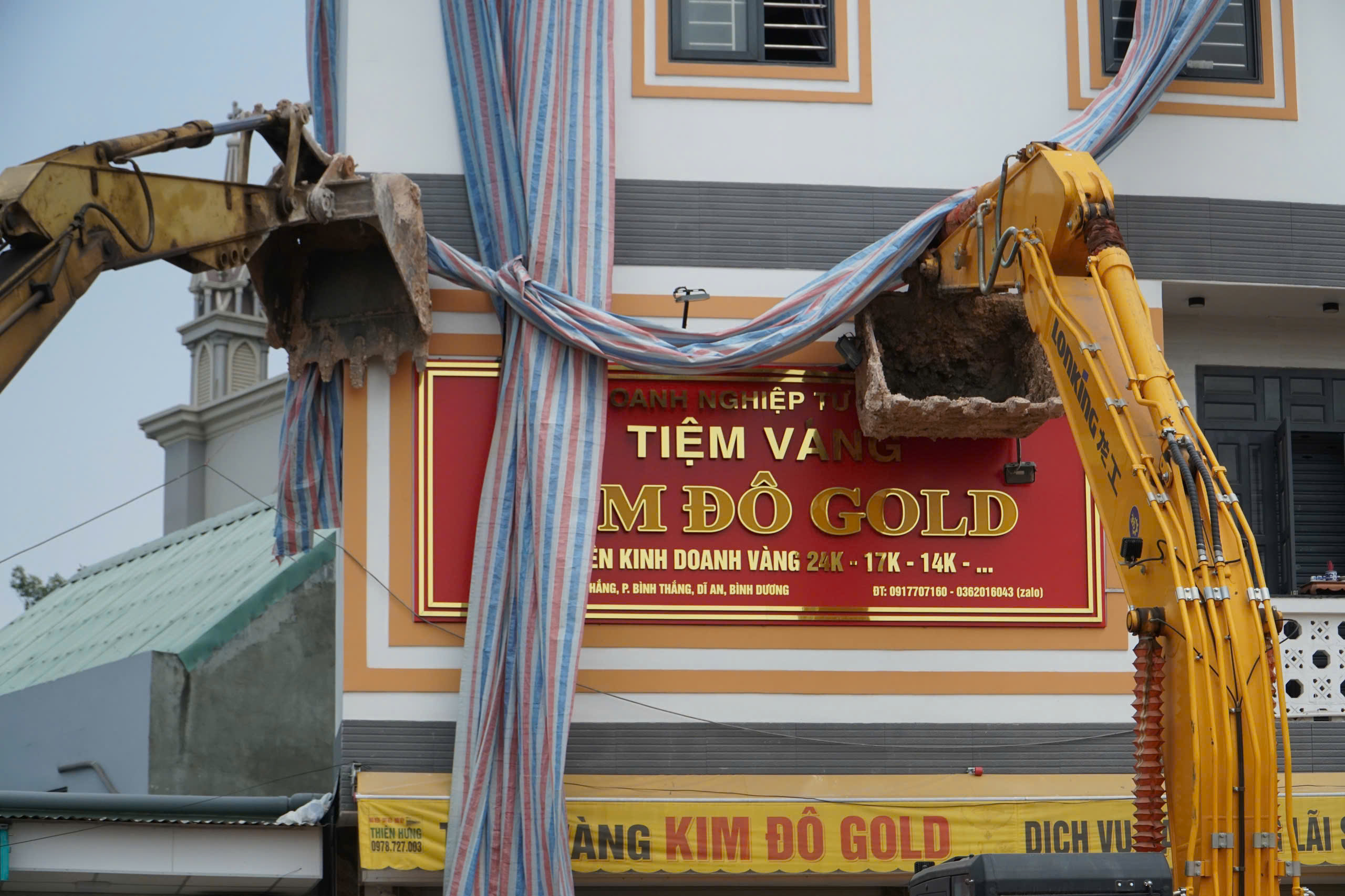 Tiệm v&agrave;ng "si&ecirc;u mỏng" ở B&igrave;nh Dương bị nghi&ecirc;ng, phong tỏa khu vực xung quanh - Ảnh 2.