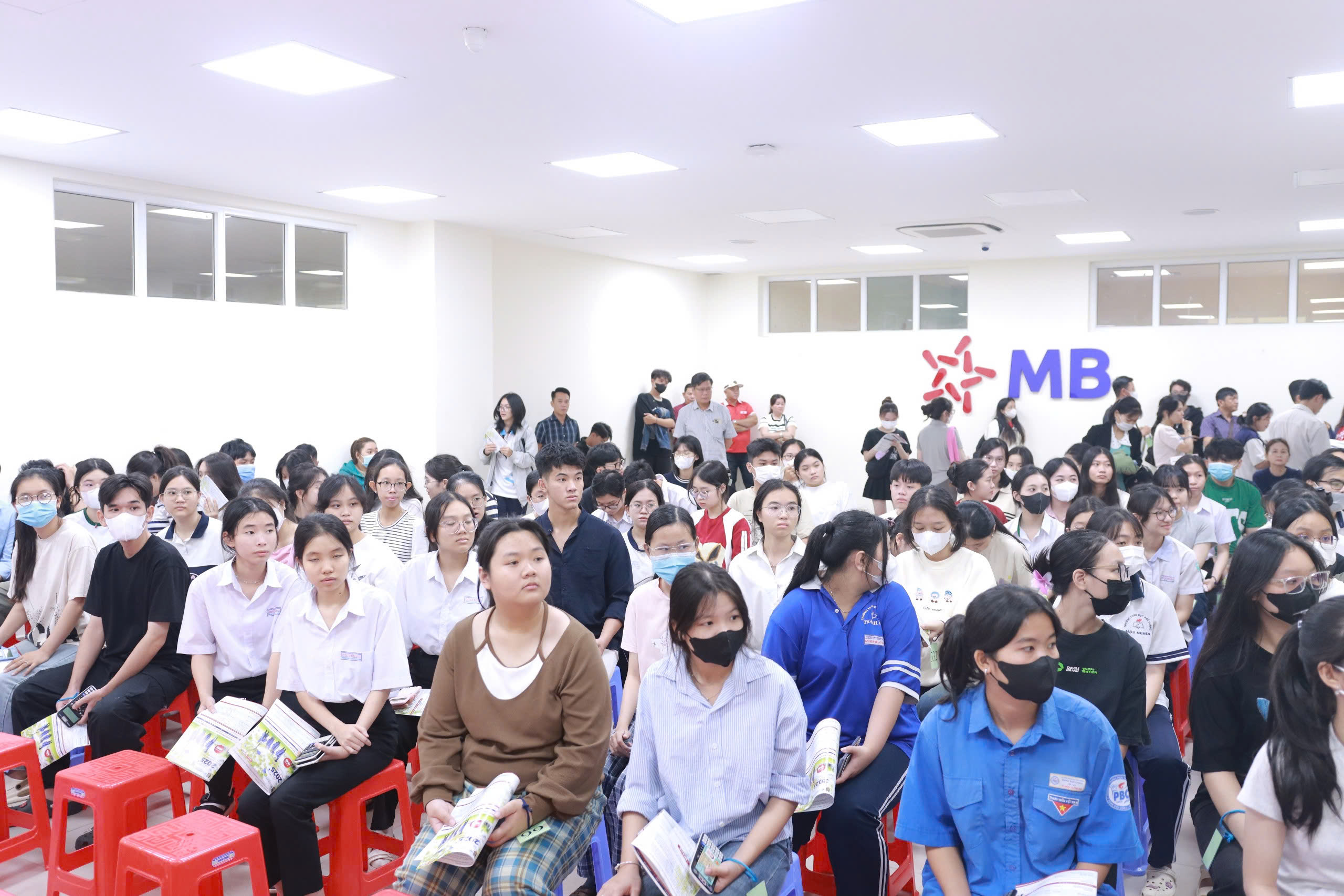 Gần 300 th&iacute; sinh "chinh chiến" kỳ thi V-SAT đầu ti&ecirc;n năm 2025 - Ảnh 1.