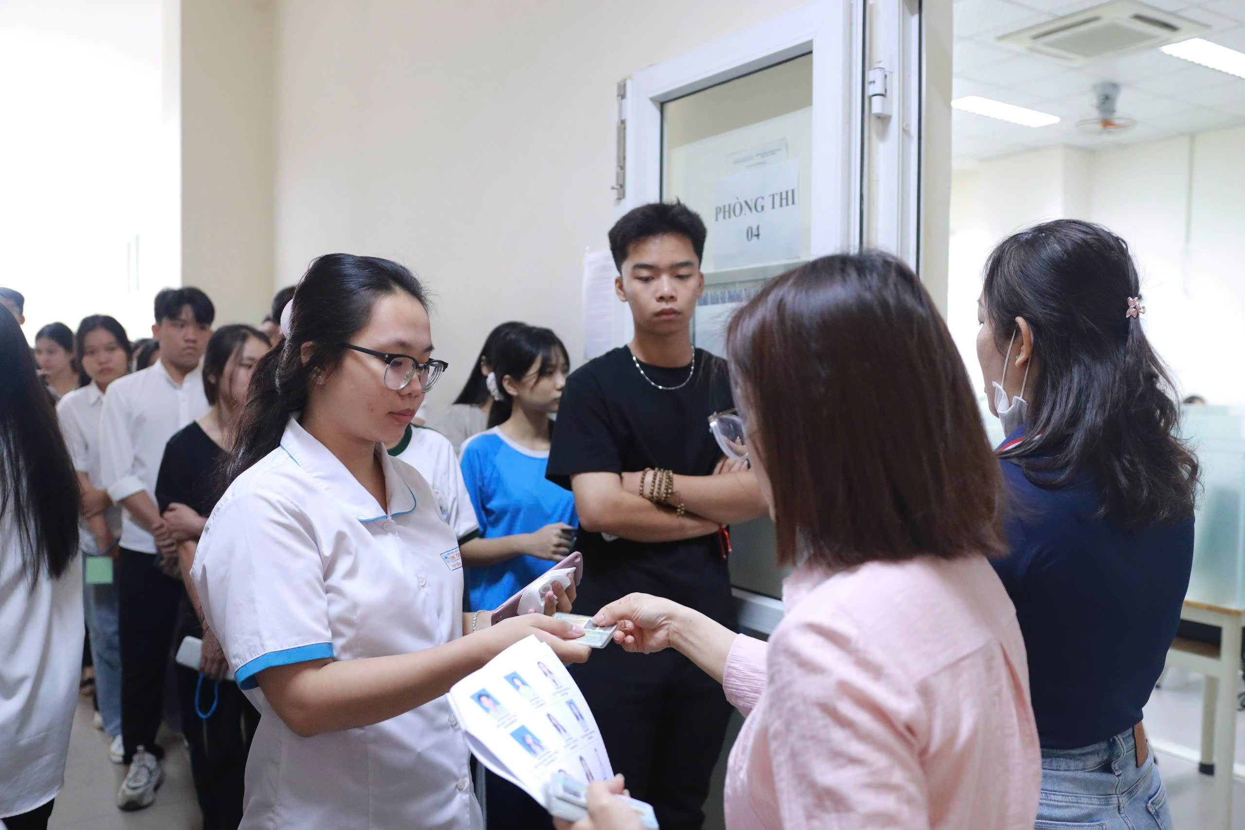 Gần 300 th&iacute; sinh "chinh chiến" kỳ thi V-SAT đầu ti&ecirc;n năm 2025 - Ảnh 3.