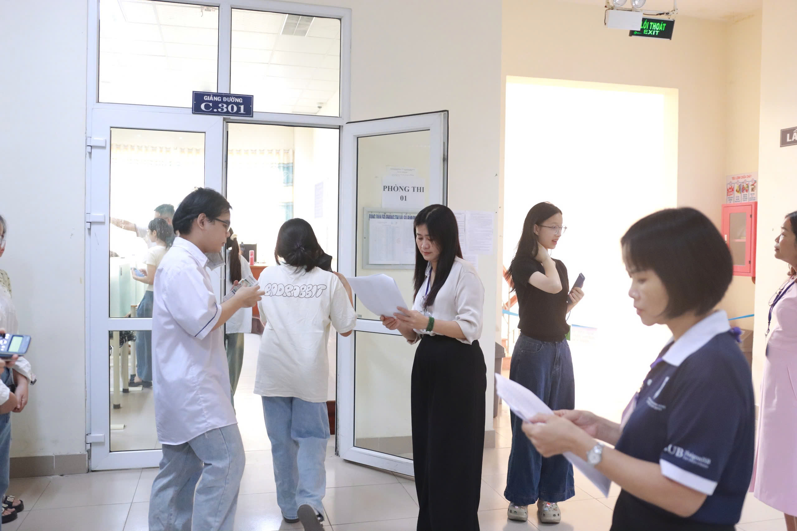 Gần 300 th&iacute; sinh "chinh chiến" kỳ thi V-SAT đầu ti&ecirc;n năm 2025 - Ảnh 4.