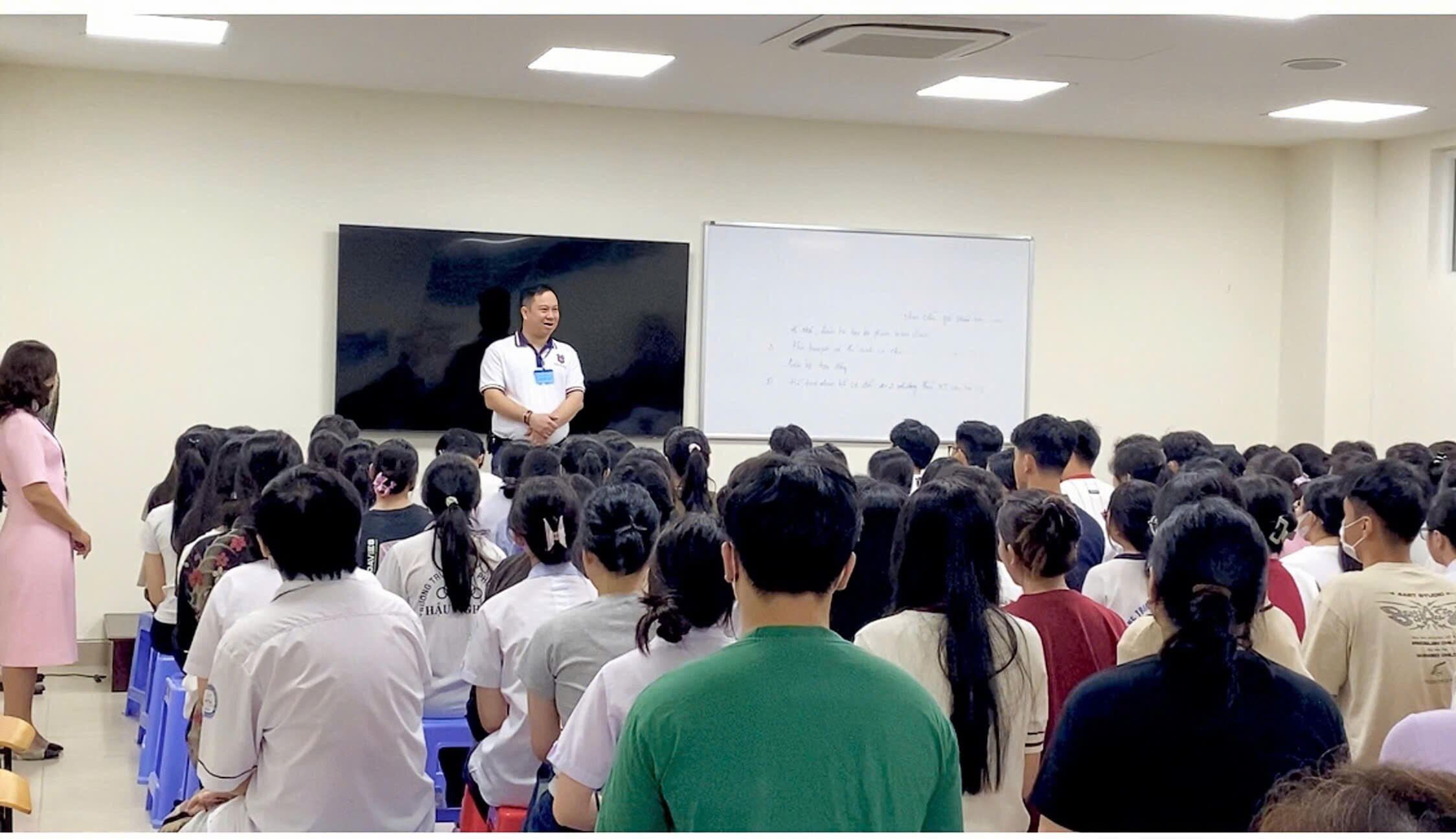 Gần 300 th&iacute; sinh "chinh chiến" kỳ thi V-SAT đầu ti&ecirc;n năm 2025 - Ảnh 2.
