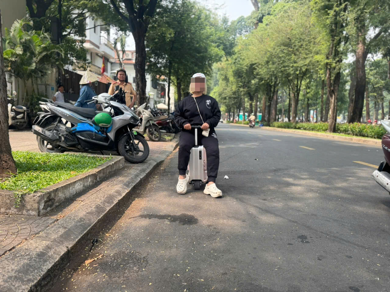 Chạy scooter, vali điện ra đường, chắc chắn bị xử phạt- Ảnh 1.