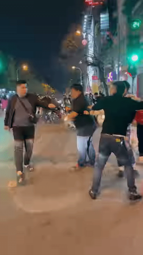 V&agrave;o can ngăn rồi đ&aacute;nh lu&ocirc;n người va chạm giao th&ocirc;ng tr&ecirc;n phố- Ảnh 1.