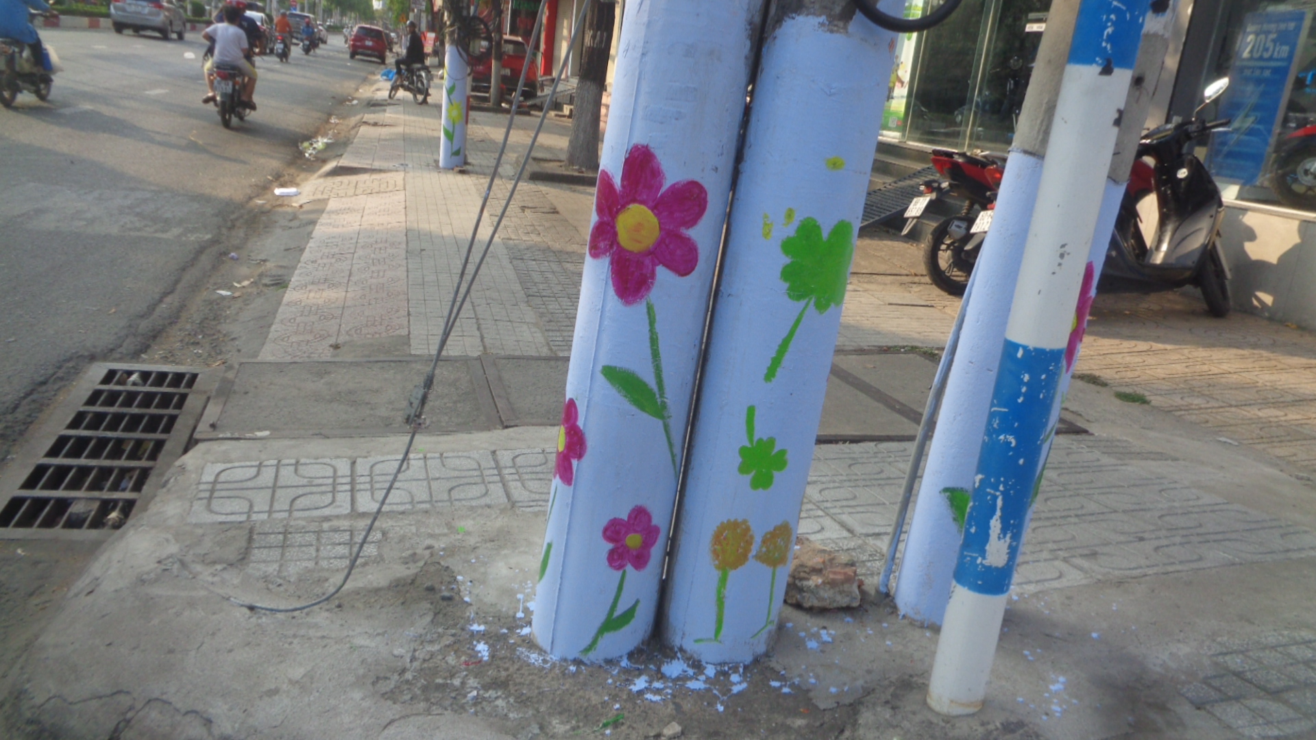 Hoa trên... trụ điện- Ảnh 1.
