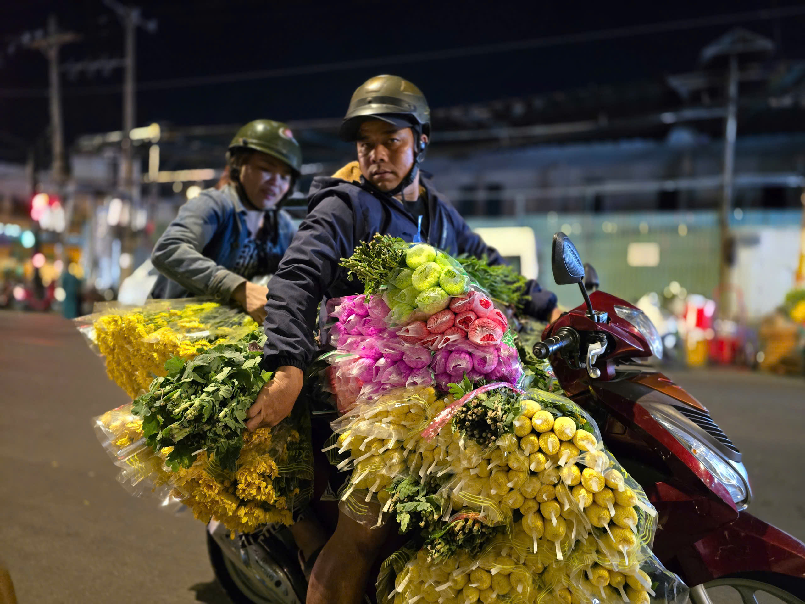 Người dân đến chợ hoa Đầm Sen lúc nửa đêm mua hoa về bán lẻ