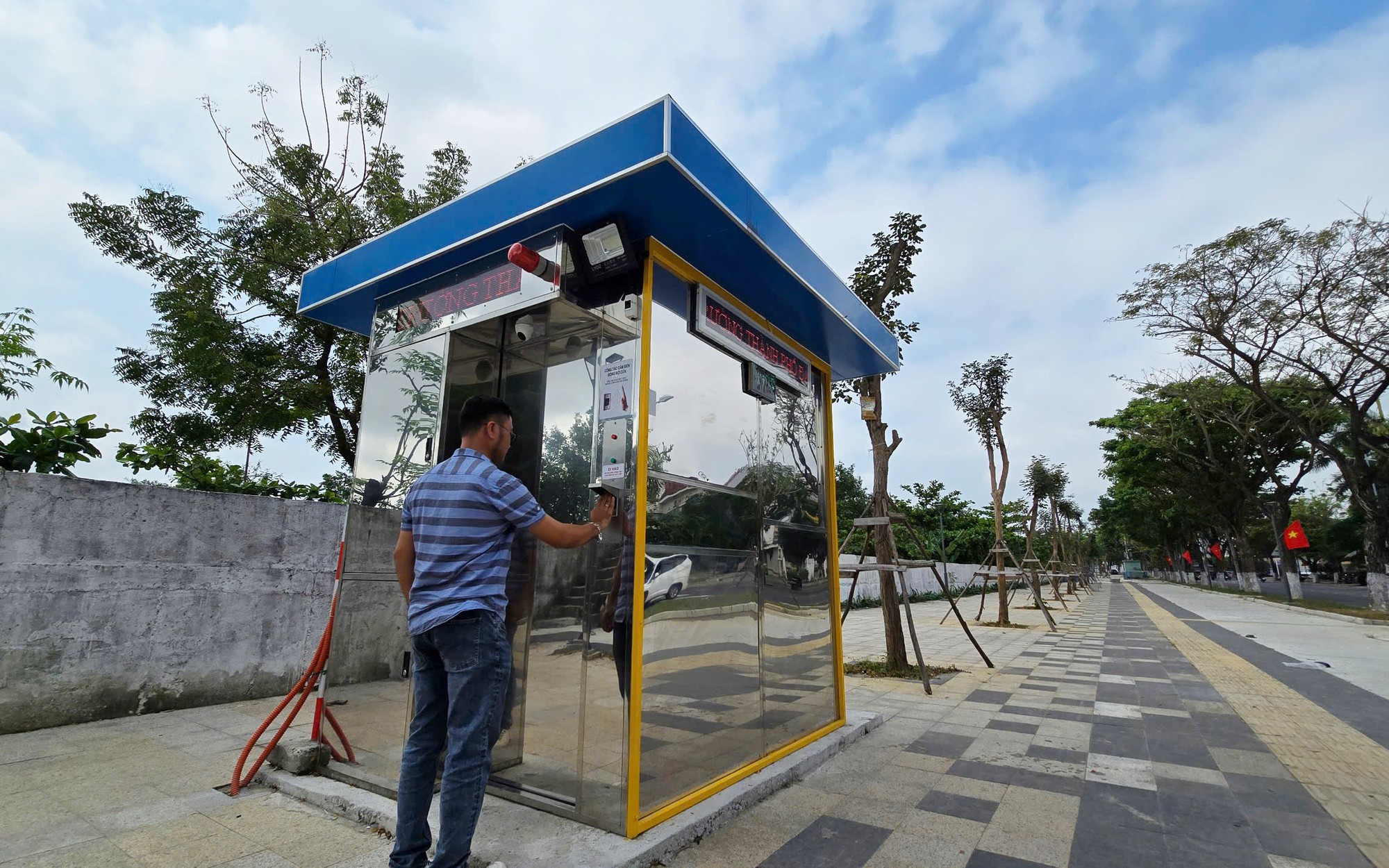 Vỉa hè ven sông Đà Nẵng có lối đi riêng xe đạp, nhà vệ sinh chuẩn ASEAN