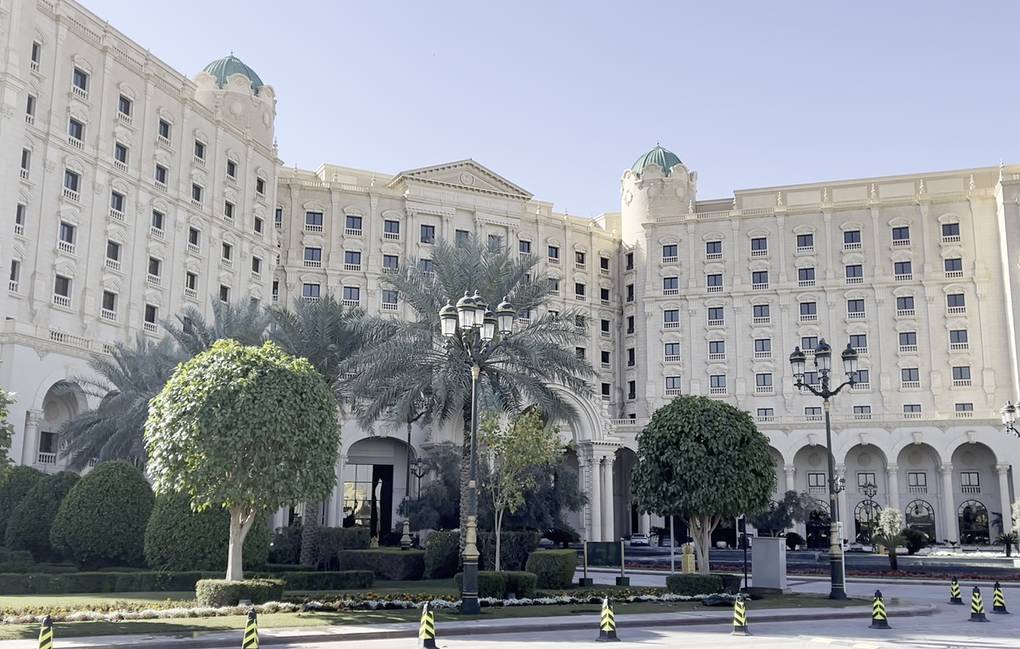 Phái đoàn Nga - Mỹ đàm phán tại khách sạn Ritz-Carlton ở Riyadh - Ả Rập Saudi hôm 24-3. Ảnh: TASS