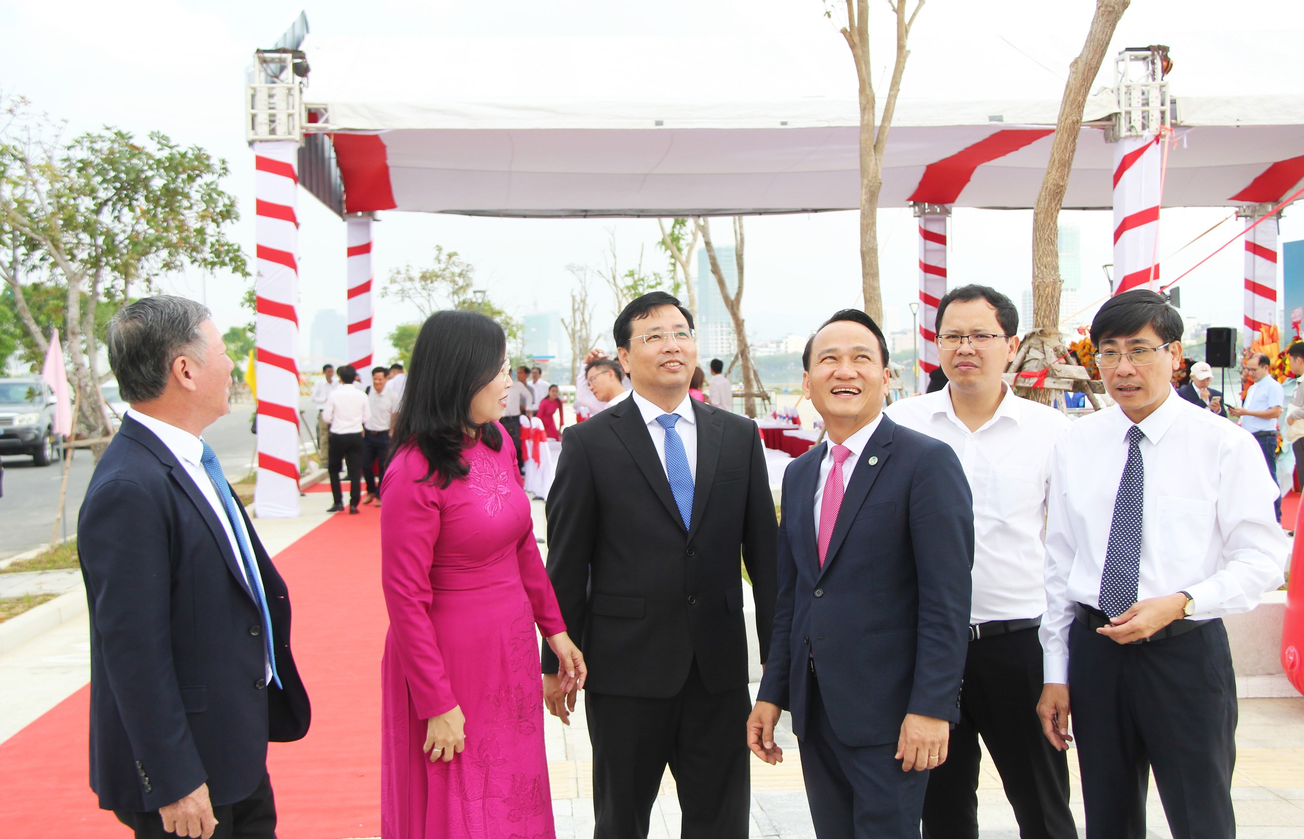 Vỉa h&egrave; ven s&ocirc;ng Đ&agrave; Nẵng c&oacute; lối đi ri&ecirc;ng xe đạp, nh&agrave; vệ sinh chuẩn ASEAN- Ảnh 12.