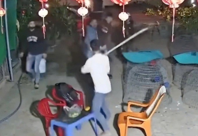 Ch&acirc;n dung 5 kẻ "hổ b&aacute;o" x&ocirc;ng v&agrave;o nh&agrave; ch&eacute;m người nguy kịch- Ảnh 3.