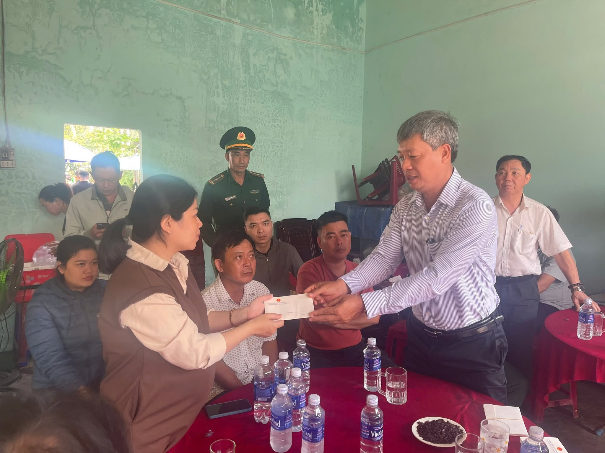L&atilde;nh đạo tỉnh Quảng Nam động vi&ecirc;n gia đ&igrave;nh của 5 ngư d&acirc;n chết v&agrave; mất t&iacute;ch tr&ecirc;n biển- Ảnh 1.