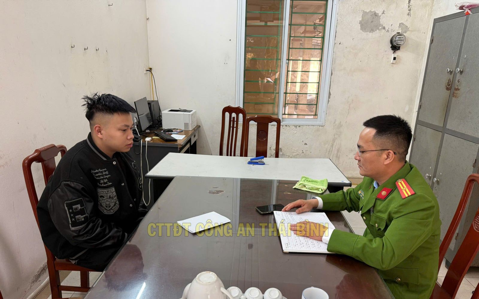 Sau khi gây tai nạn chết người, tài xế đánh xe ôtô về nhà lấy bạt che kín mít