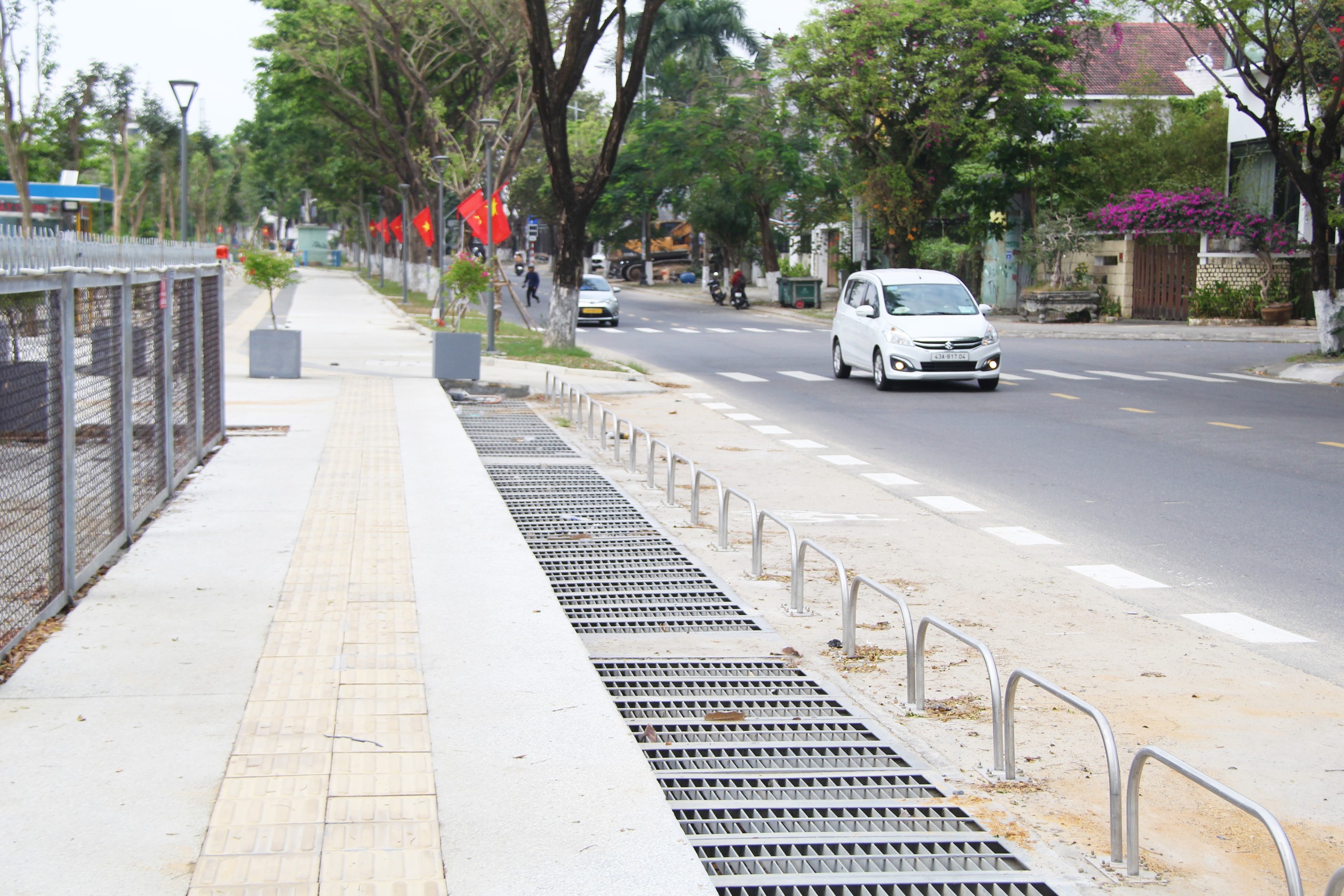 Vỉa h&egrave; ven s&ocirc;ng Đ&agrave; Nẵng c&oacute; lối đi ri&ecirc;ng xe đạp, nh&agrave; vệ sinh chuẩn ASEAN- Ảnh 2.