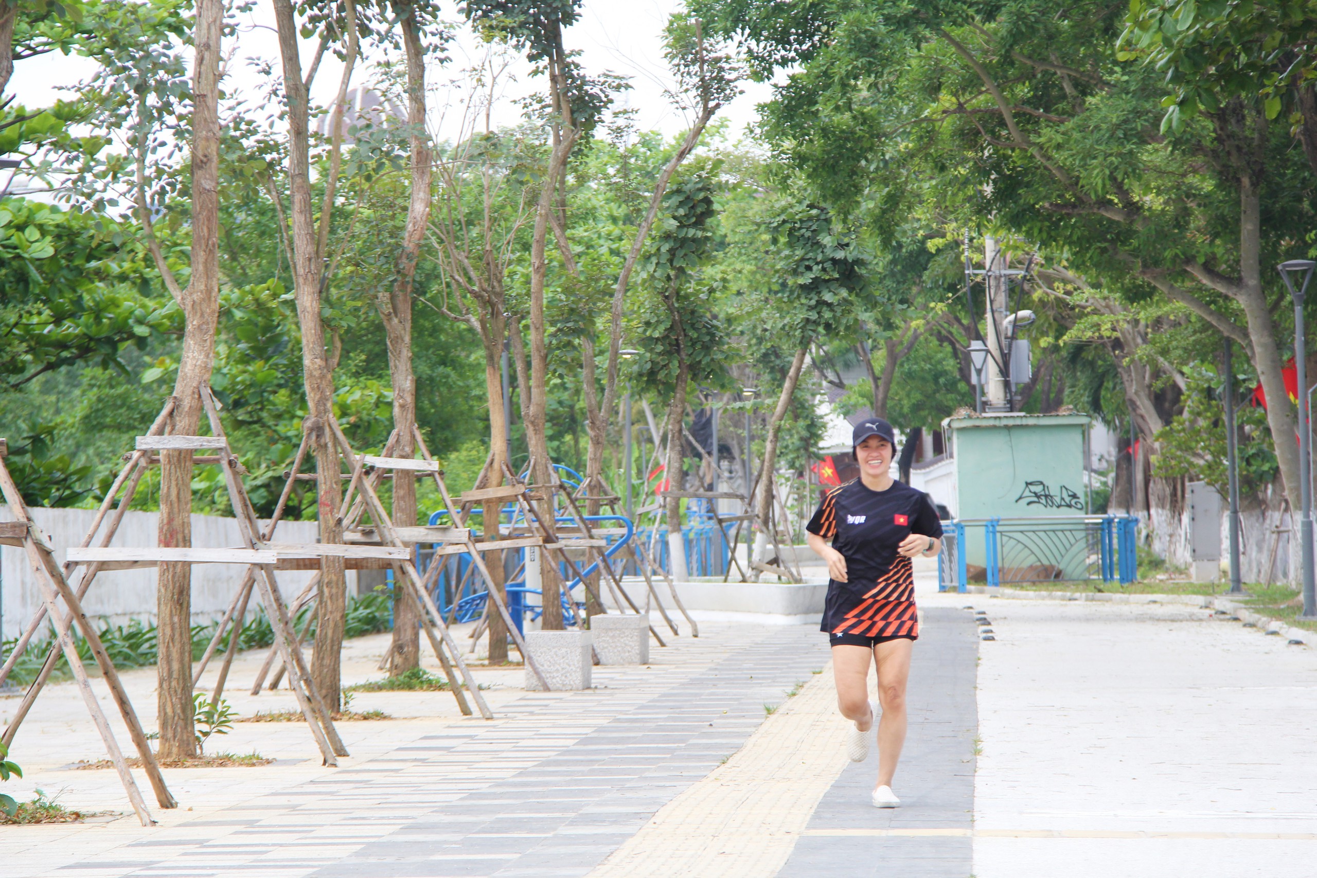 Vỉa h&egrave; ven s&ocirc;ng Đ&agrave; Nẵng c&oacute; lối đi ri&ecirc;ng xe đạp, nh&agrave; vệ sinh chuẩn ASEAN- Ảnh 10.