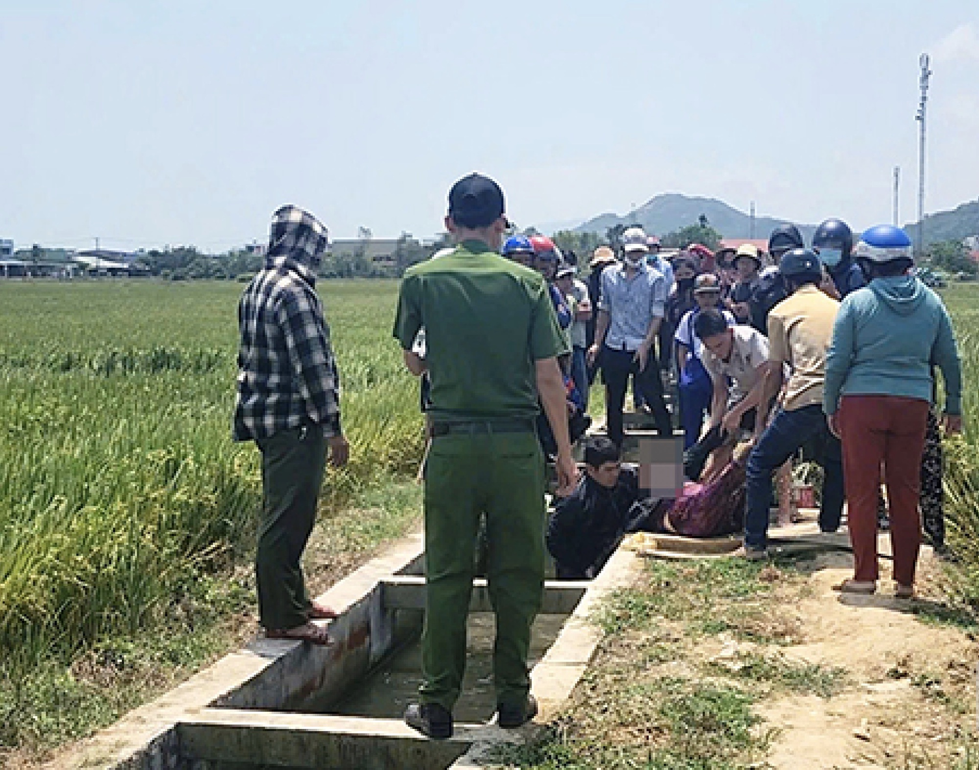 Bình Định: Phát hiện thi thể người phụ nữ dưới mương nước- Ảnh 1.