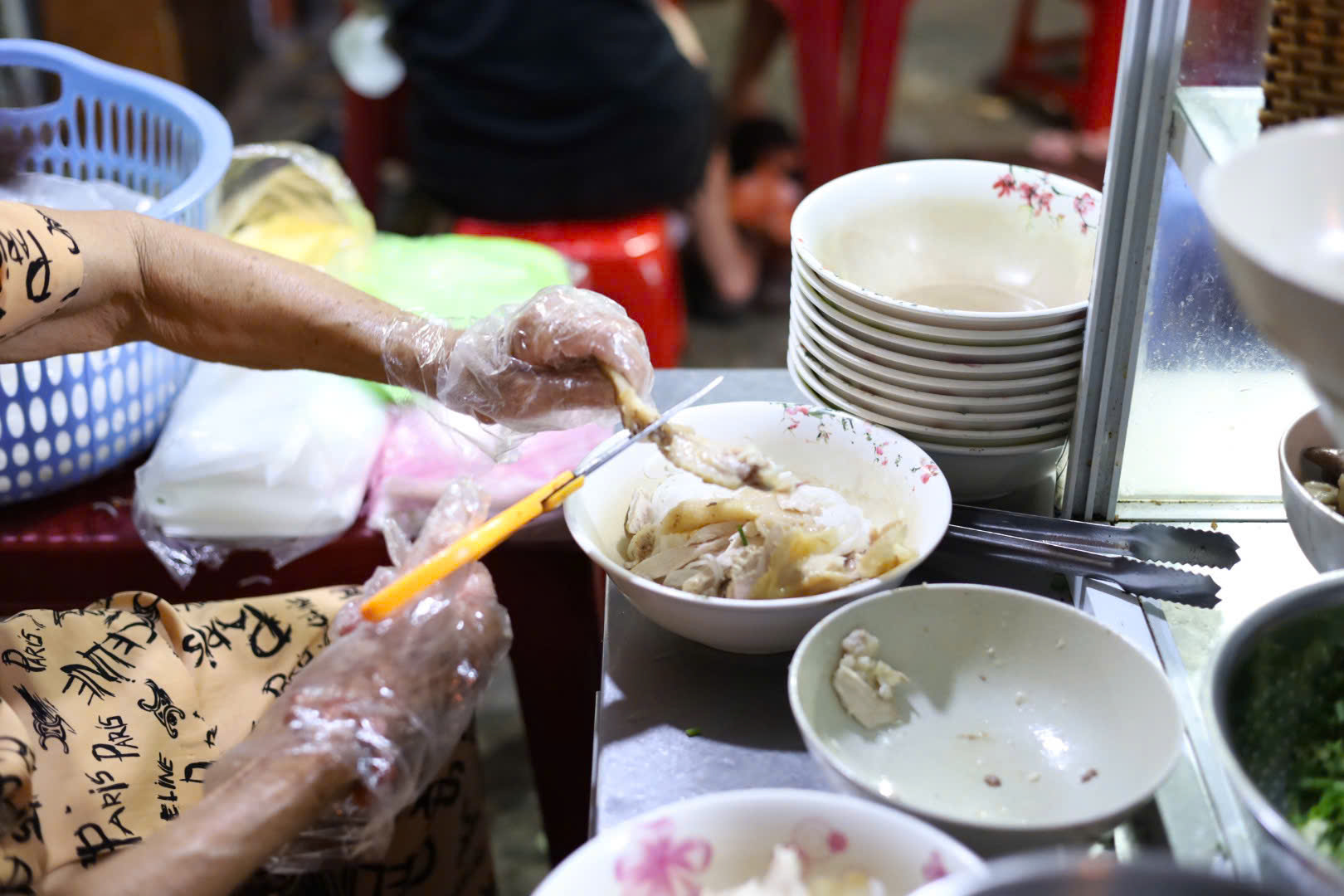 Qu&aacute;n b&uacute;n mọc "ma" 40 năm ở TP HCM l&uacute;c n&agrave;o cũng tấp nập kh&aacute;ch- Ảnh 3.
