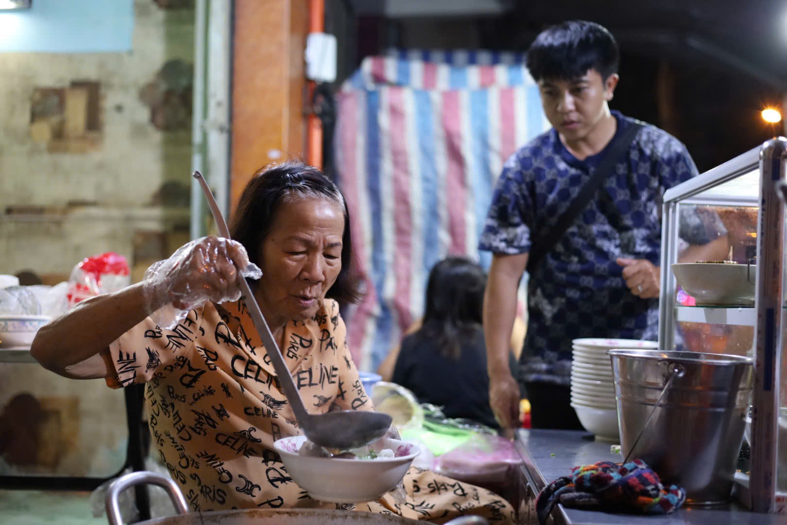 Qu&aacute;n b&uacute;n mọc "ma" 40 năm ở TP HCM l&uacute;c n&agrave;o cũng tấp nập kh&aacute;ch- Ảnh 4.