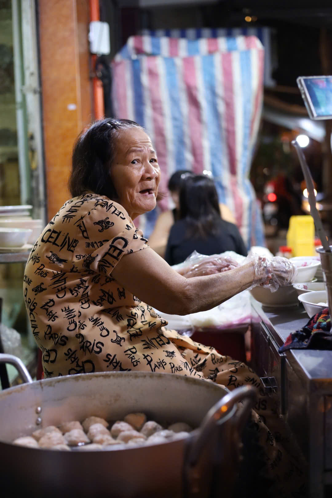 Qu&aacute;n b&uacute;n mọc "ma" 40 năm ở TP HCM l&uacute;c n&agrave;o cũng tấp nập kh&aacute;ch- Ảnh 8.