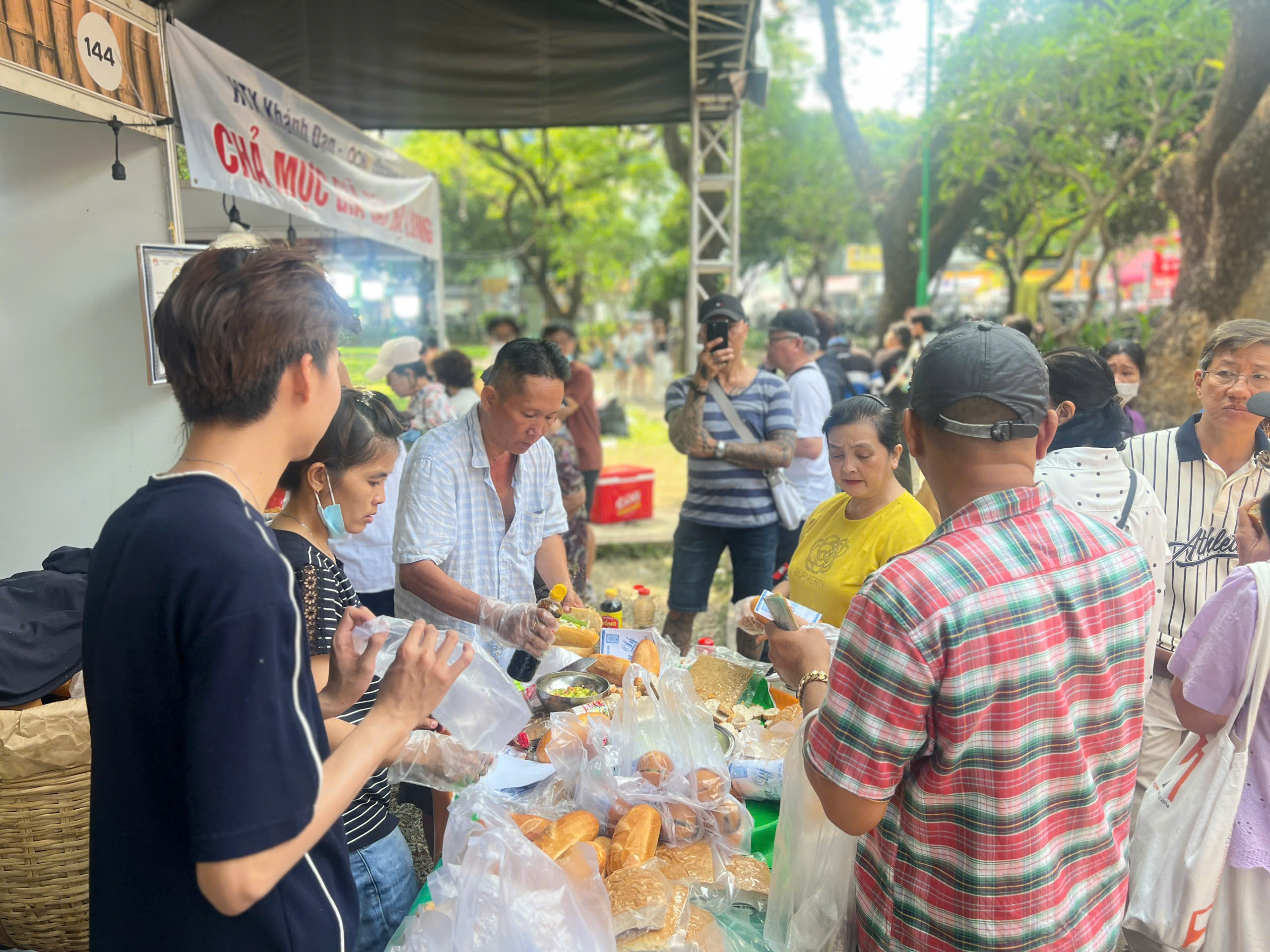 Khách đội nắng, xếp hàng giữa trưa chờ mua bánh mì tại lễ hội ở TP HCM- Ảnh 12.