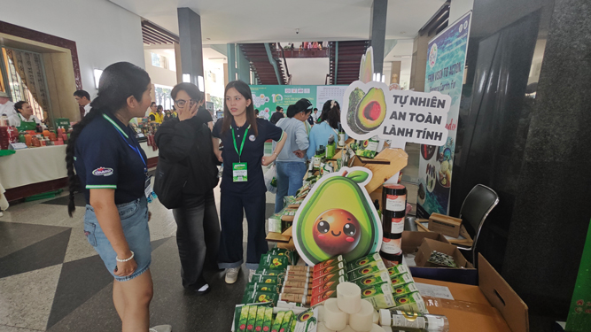Gian h&agrave;ng của doanh nghiệp khởi nghiệp tại cuộc thi Khởi nghiệp Xanh do Trung t&acirc;m Nghi&ecirc;n cứu Kinh doanh v&agrave; Hỗ trợ doanh nghiệp (BSA) tổ chức Ảnh: AN NA