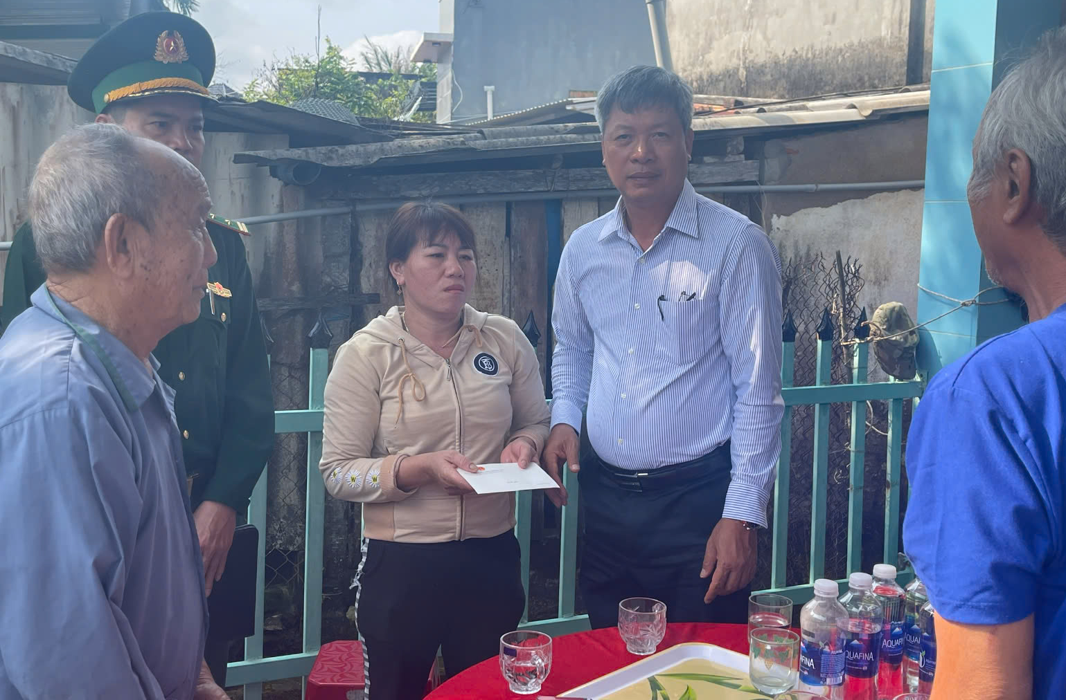 L&atilde;nh đạo tỉnh Quảng Nam động vi&ecirc;n gia đ&igrave;nh của 5 ngư d&acirc;n chết v&agrave; mất t&iacute;ch tr&ecirc;n biển- Ảnh 2.