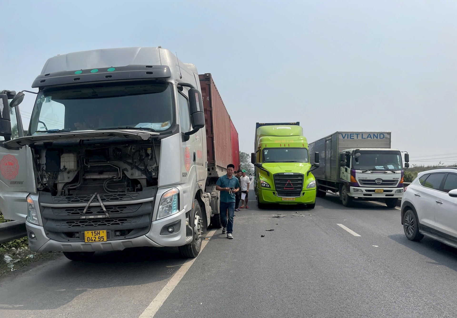 Ôtô con gây tai nạn liên hoàn trên quốc lộ 5- Ảnh 1.