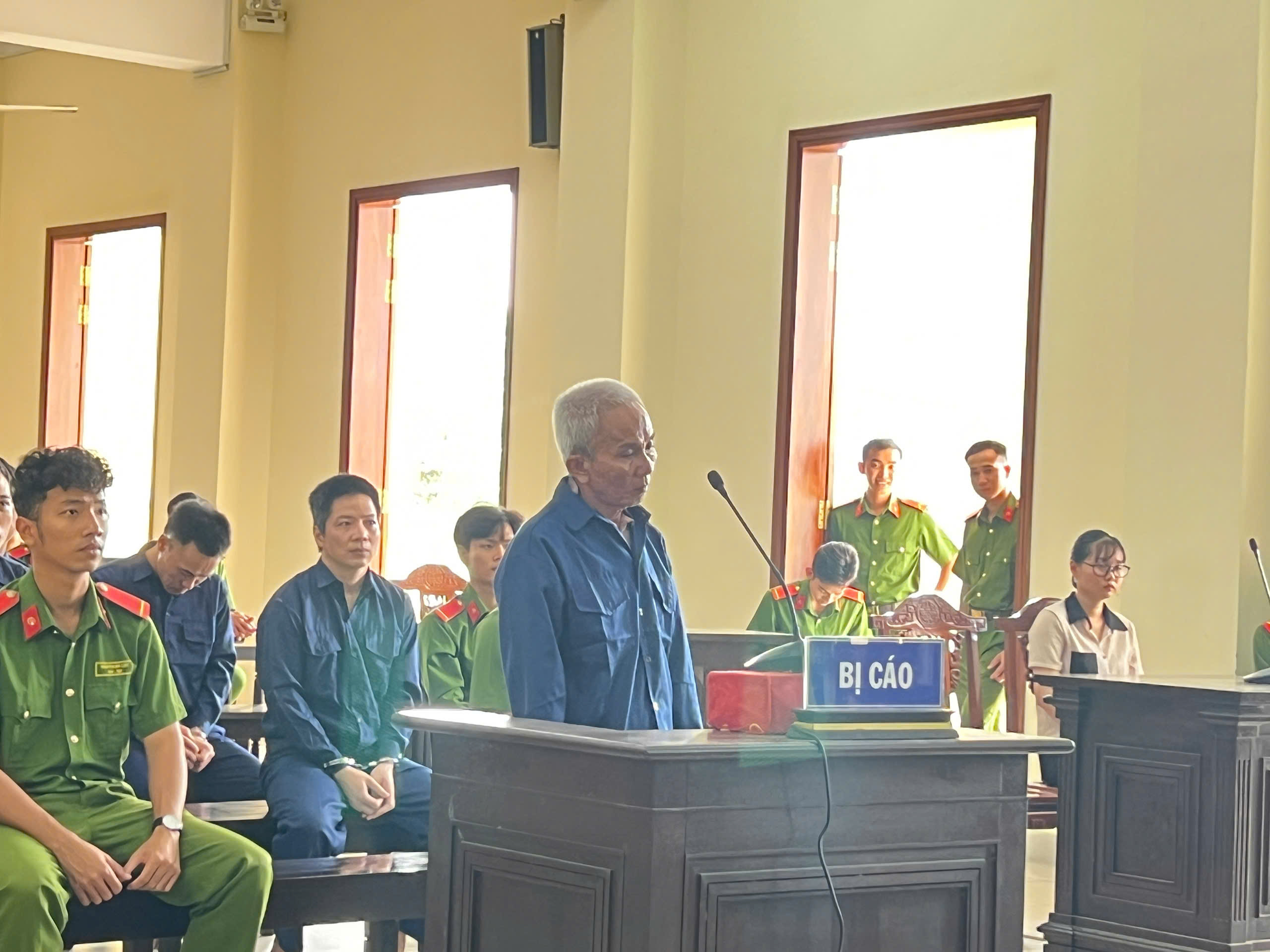 M&acirc;u thuẫn nhiều năm, 1 t&agrave;i xế xe &ocirc;m cướp đi mạng người- Ảnh 1.