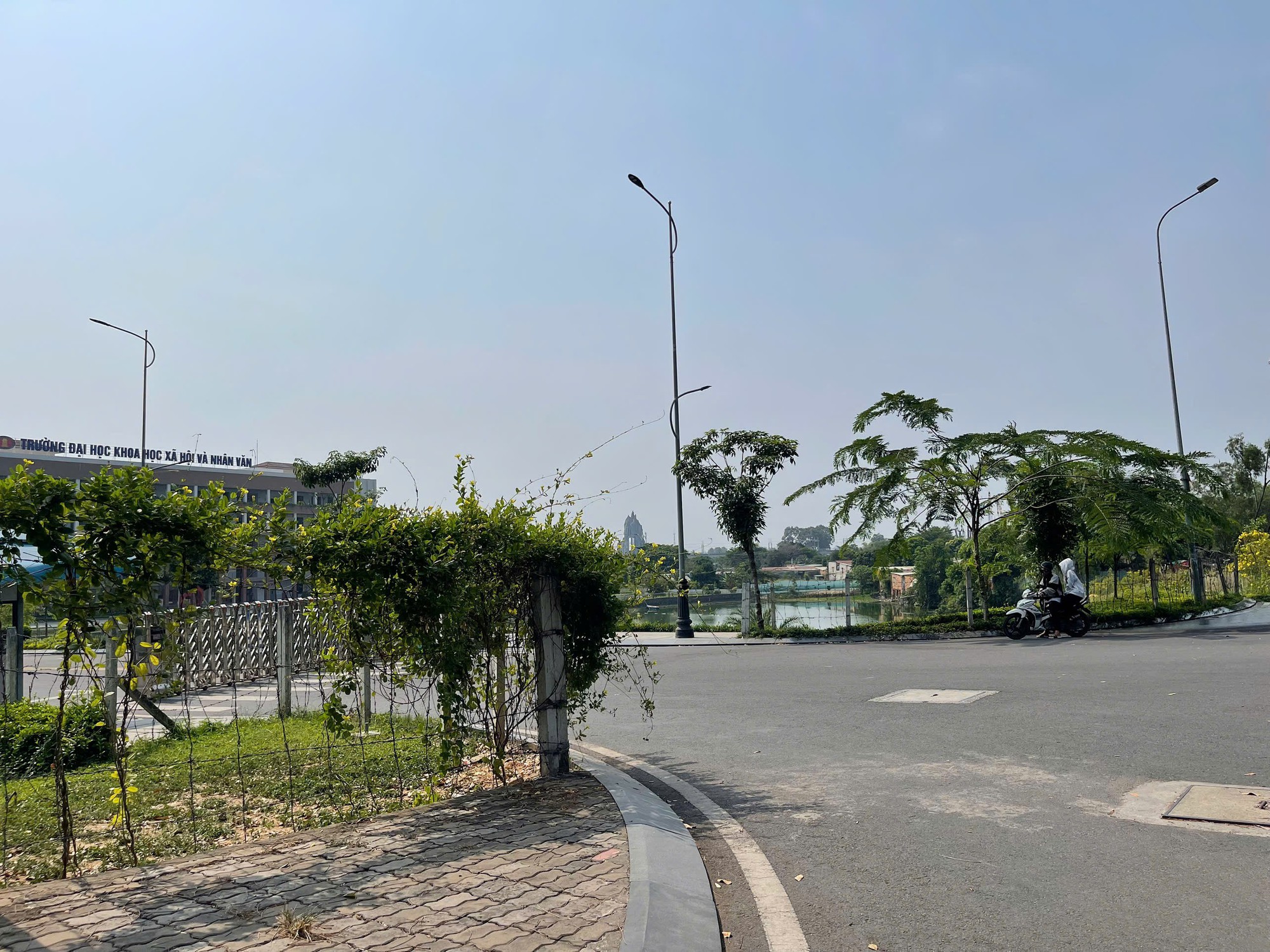 TP HCM: X&aacute;c minh nh&oacute;m người đ&aacute;nh nhau trước cổng trường đại học- Ảnh 1.
