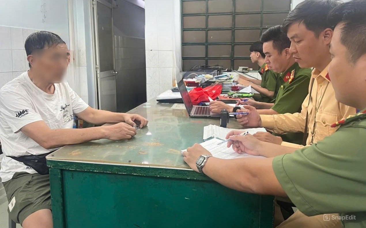 Công an xử phạt người nước ngoài cưỡi vali ở quận 1