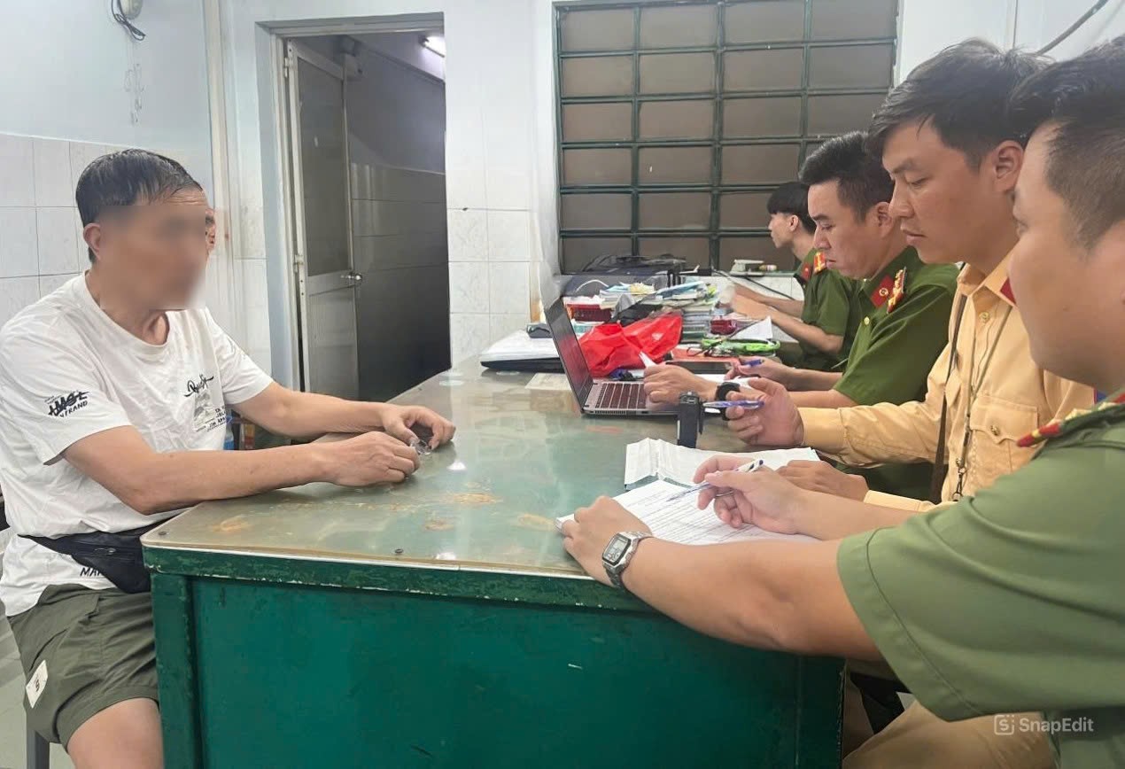 C&ocirc;ng an xử phạt người nước ngo&agrave;i cưỡi vali ở quận 1- Ảnh 1.
