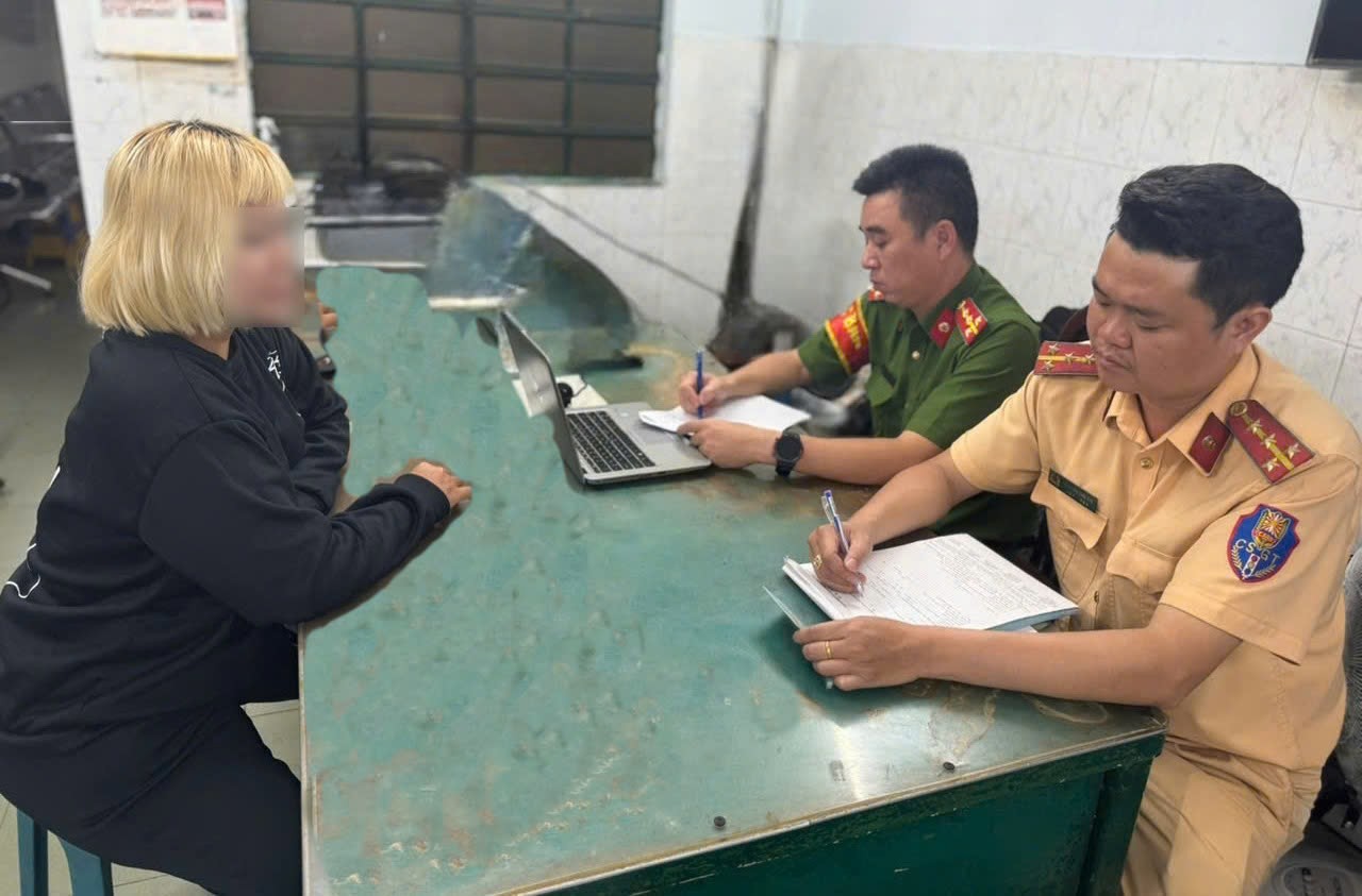 C&ocirc;ng an xử phạt người nước ngo&agrave;i cưỡi vali ở quận 1- Ảnh 2.