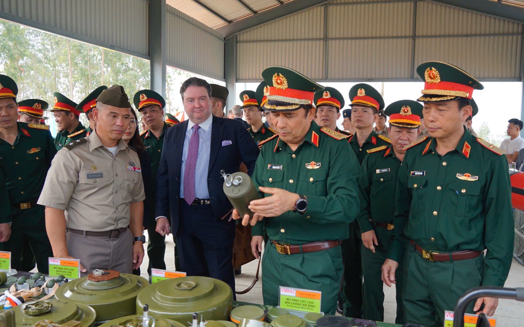 Lục quân Mỹ bàn giao cơ sở huấn luyện rà phá bom mìn cho Bộ Quốc phòng