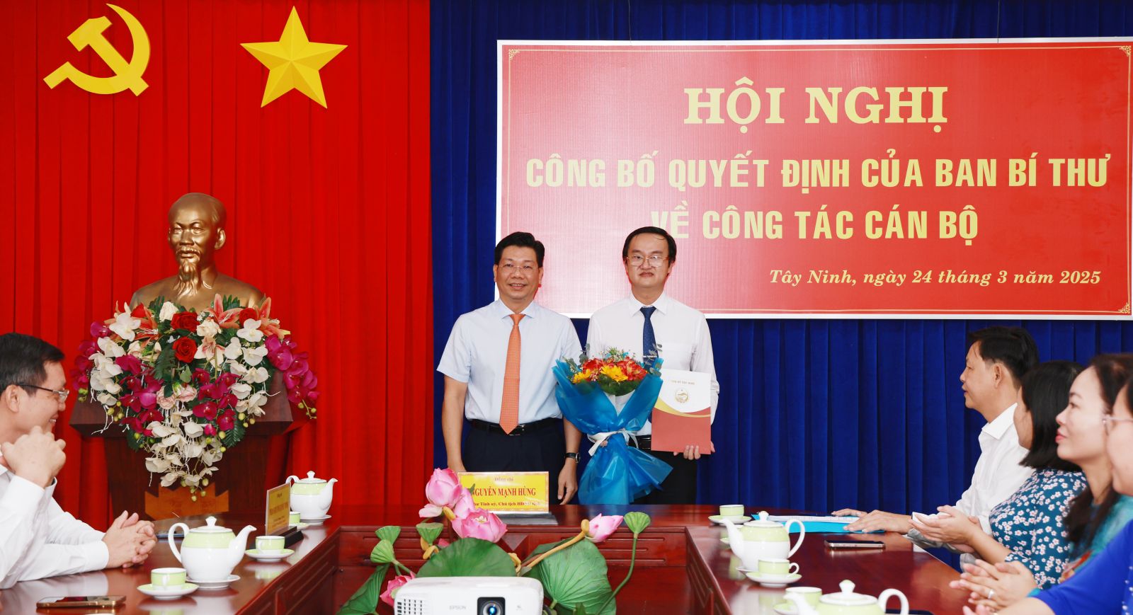 Trao quyết định của Ban B&iacute; thư Trung ương Đảng về c&ocirc;ng t&aacute;c c&aacute;n bộ tại T&acirc;y Ninh- Ảnh 1.