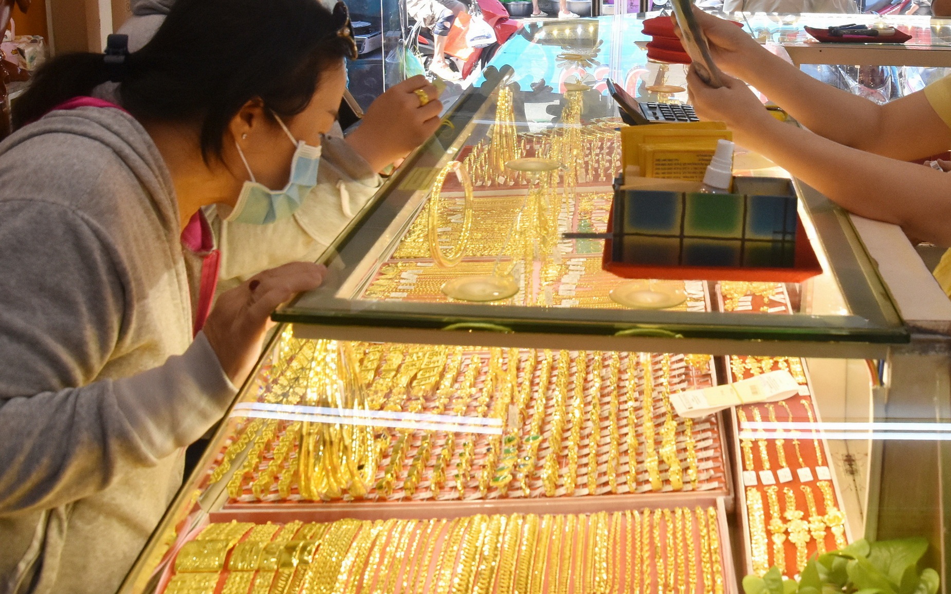 Giá vàng hôm nay, 25-3: Sụt giảm rất mạnh