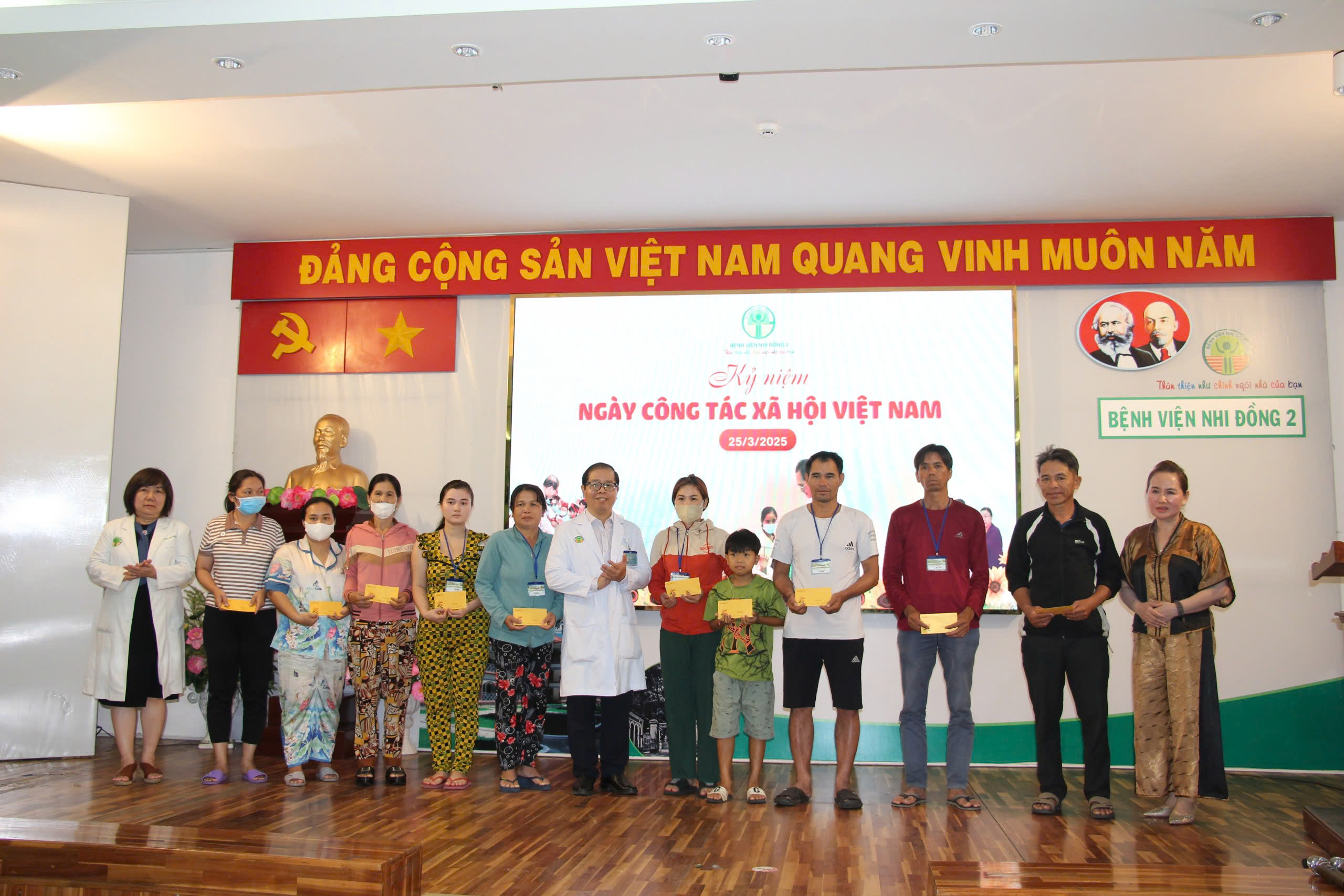 Một bệnh viện vận động hơn 20 tỉ/năm hỗ trợ điều trị bệnh nhi- Ảnh 1.