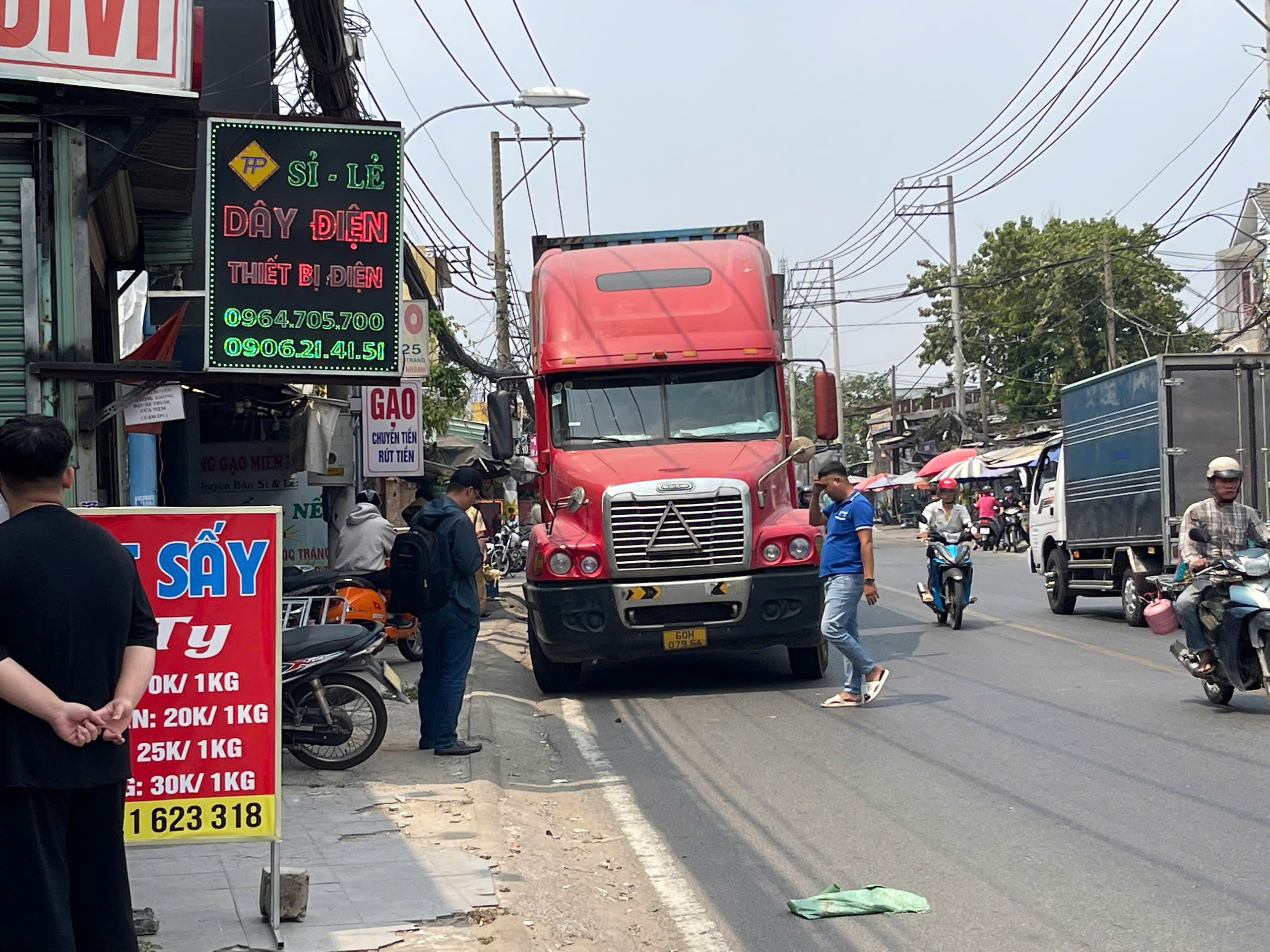 TP HCM: Tai nạn giao th&ocirc;ng nghi&ecirc;m trọng tr&ecirc;n cầu Tỉnh lộ 43- Ảnh 2.