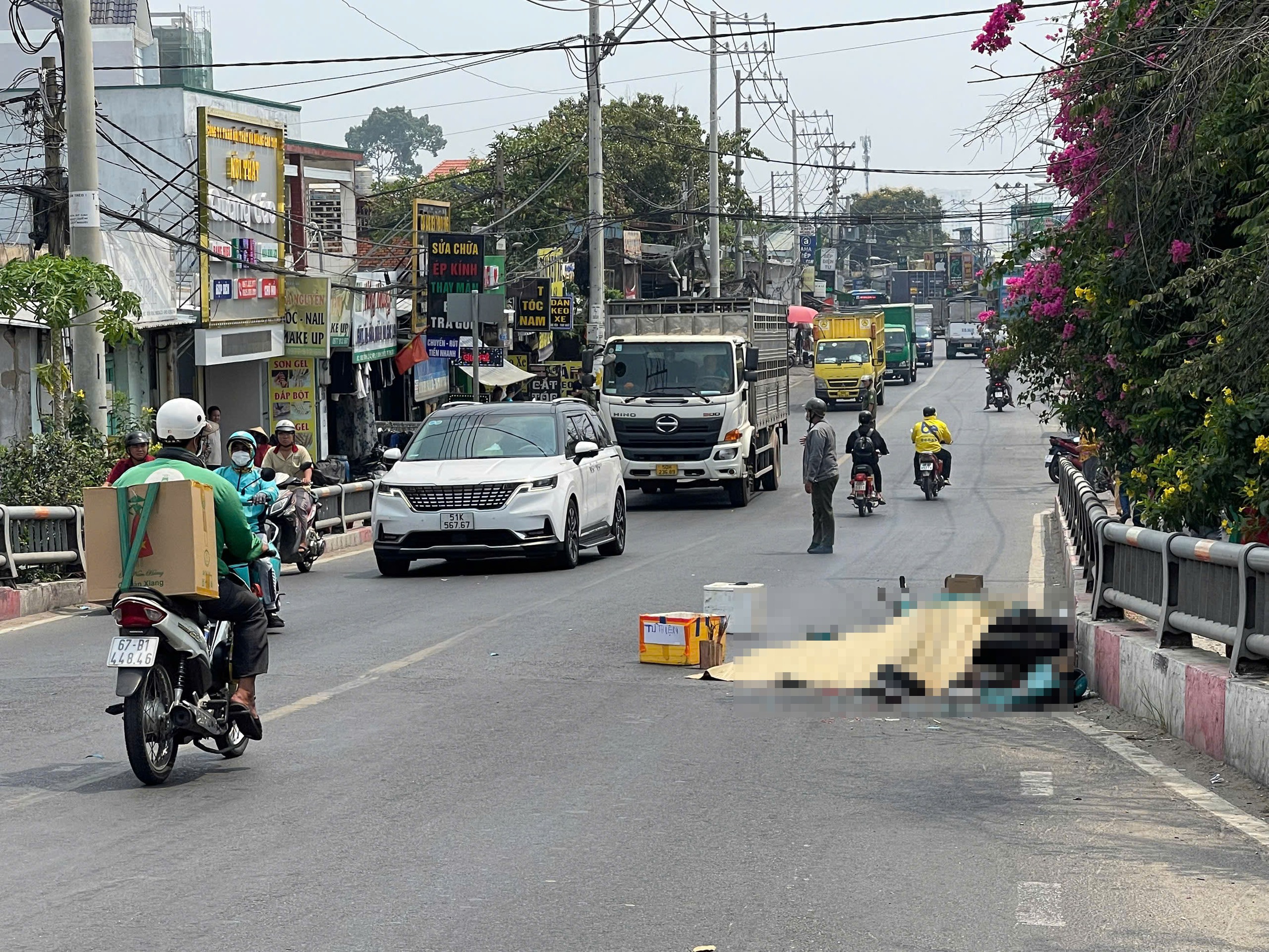 TP HCM: Tai nạn giao th&ocirc;ng nghi&ecirc;m trọng tr&ecirc;n cầu Tỉnh lộ 43- Ảnh 1.